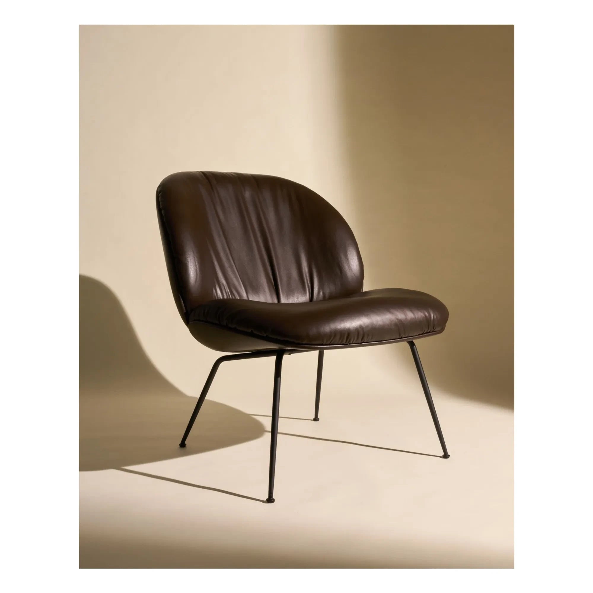 Gubi - Beetle Lounge Chair, weiches Leder, Gamfratesi | Kaffee