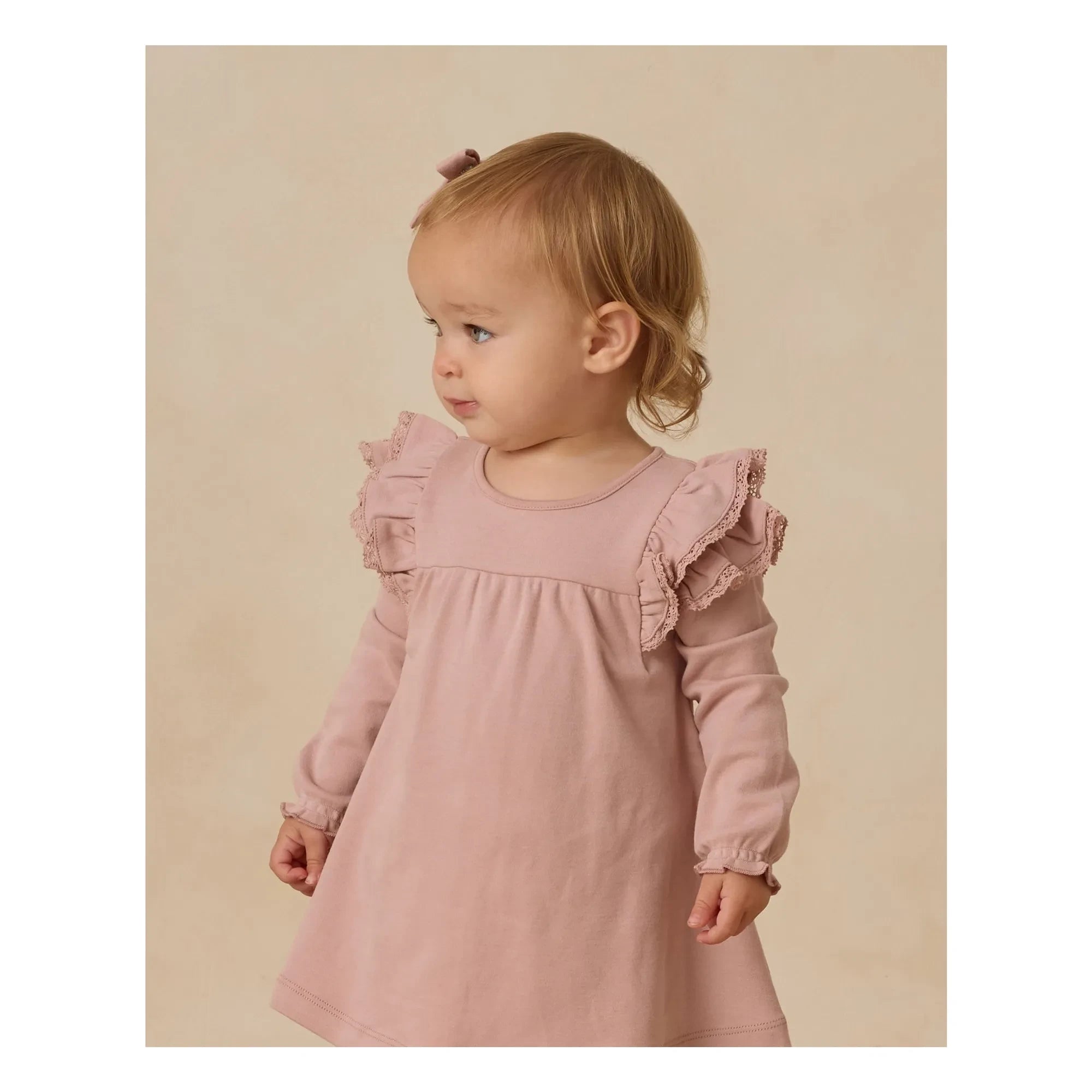 Quincy Mae – Rüschenkleid aus Bio-Baumwolle | Rosa