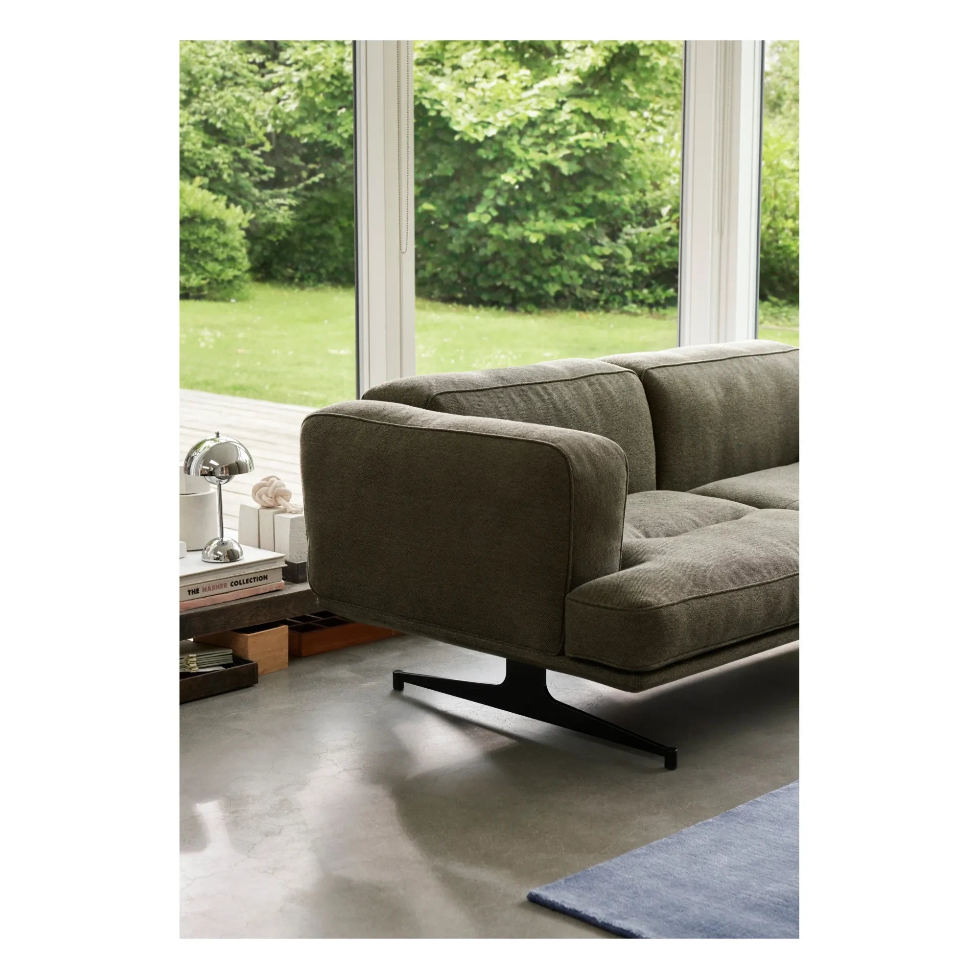& Tradition - Inland AV22 2-Sitzer Sofa, Schwarzer Sockel | Khaki