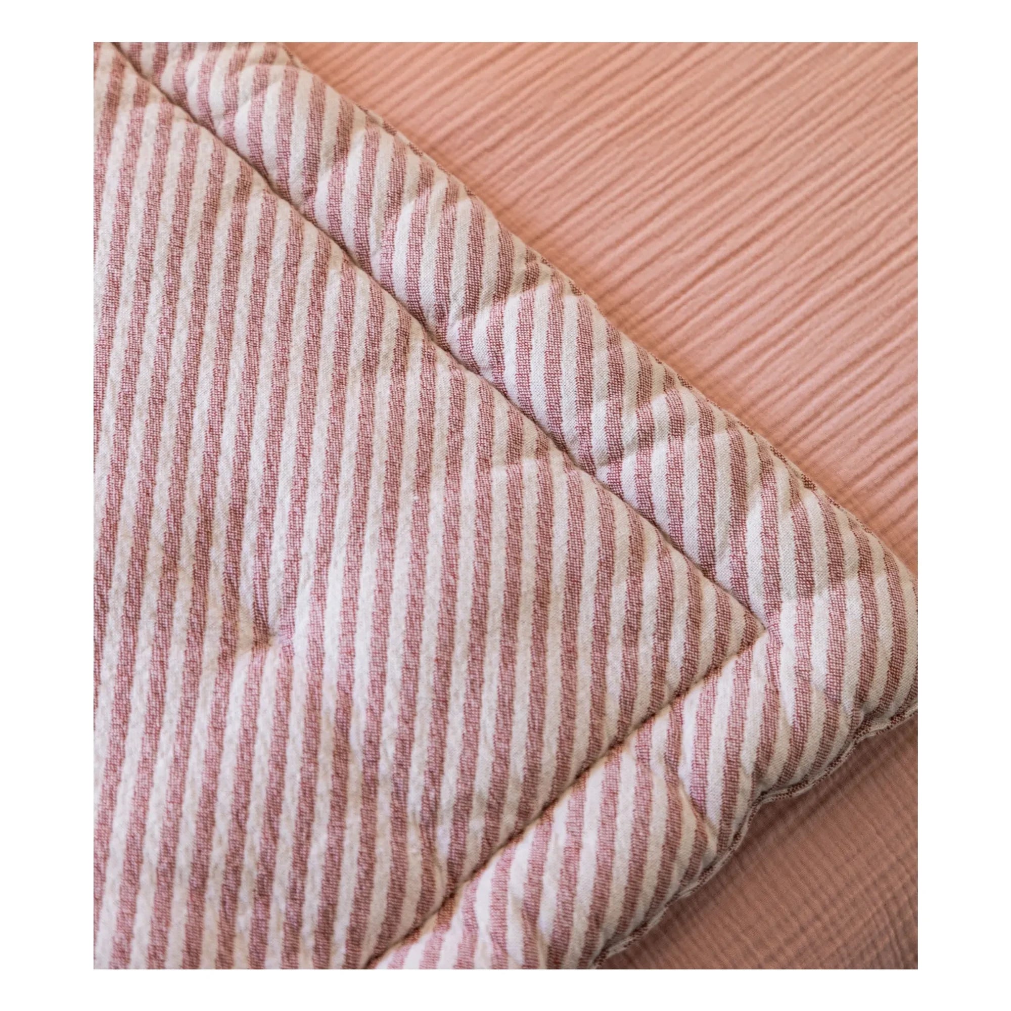 The Socialite Family - Capriccio gestreifte Steppdecke aus Baumwolljacquard | Bordeaux