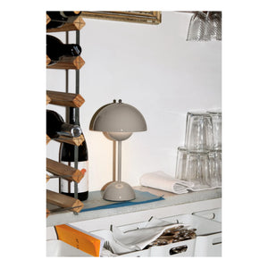 & Tradition - VP9 Flowerpot tragbare Tischlampe, Vernon Panton | Grau