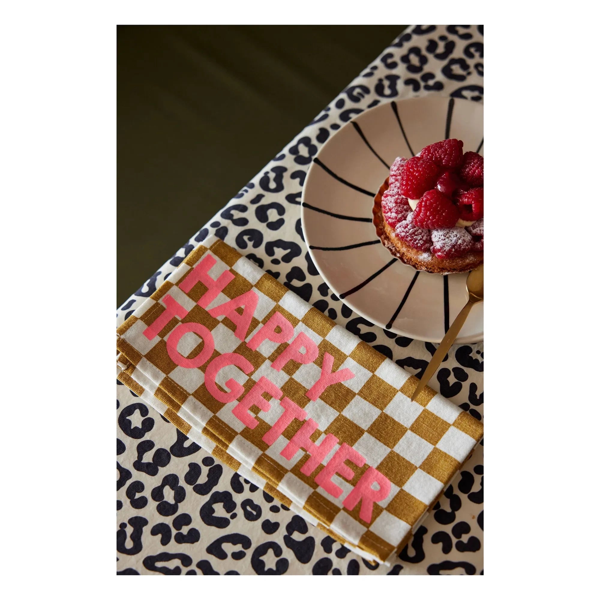 Rose in April - Thelma Graou Tischdecke | Haferflocken