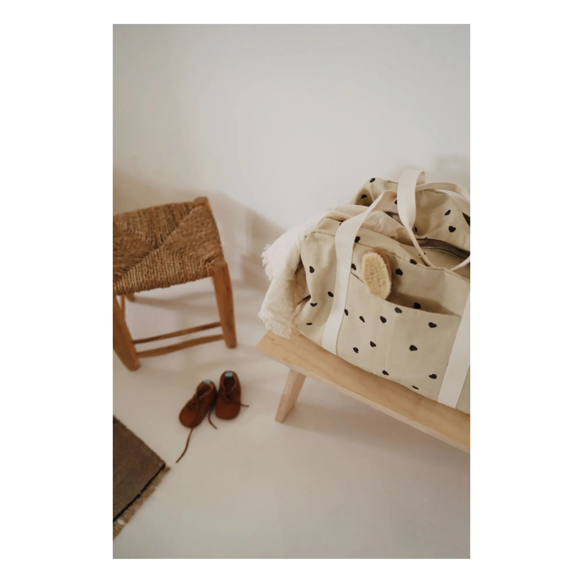 Rose in April - Raphaël Kalp Gemusterte Baby-Wickeltasche | Sand