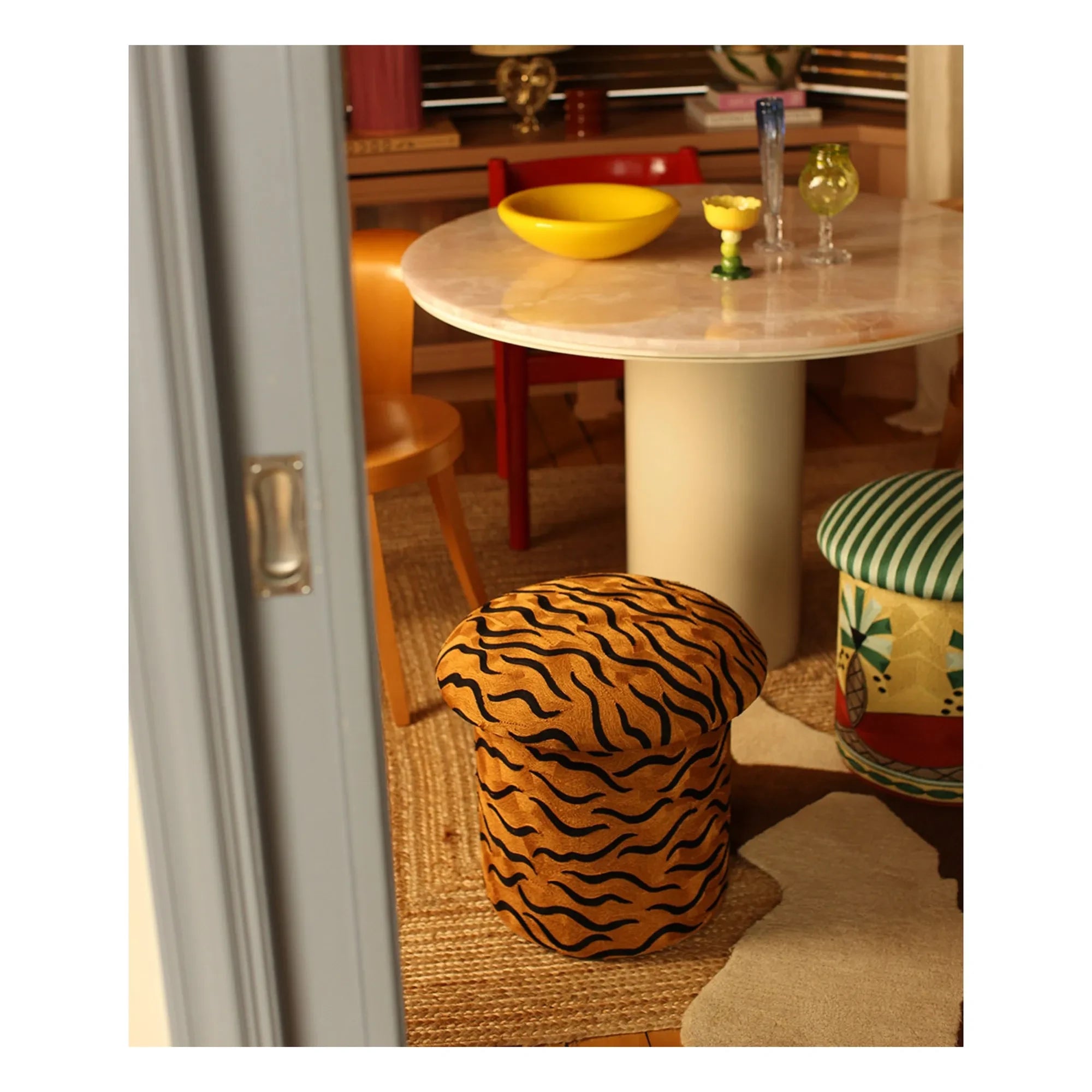 Doing Goods - Maya Löwe Bestickter Pouf | Camel