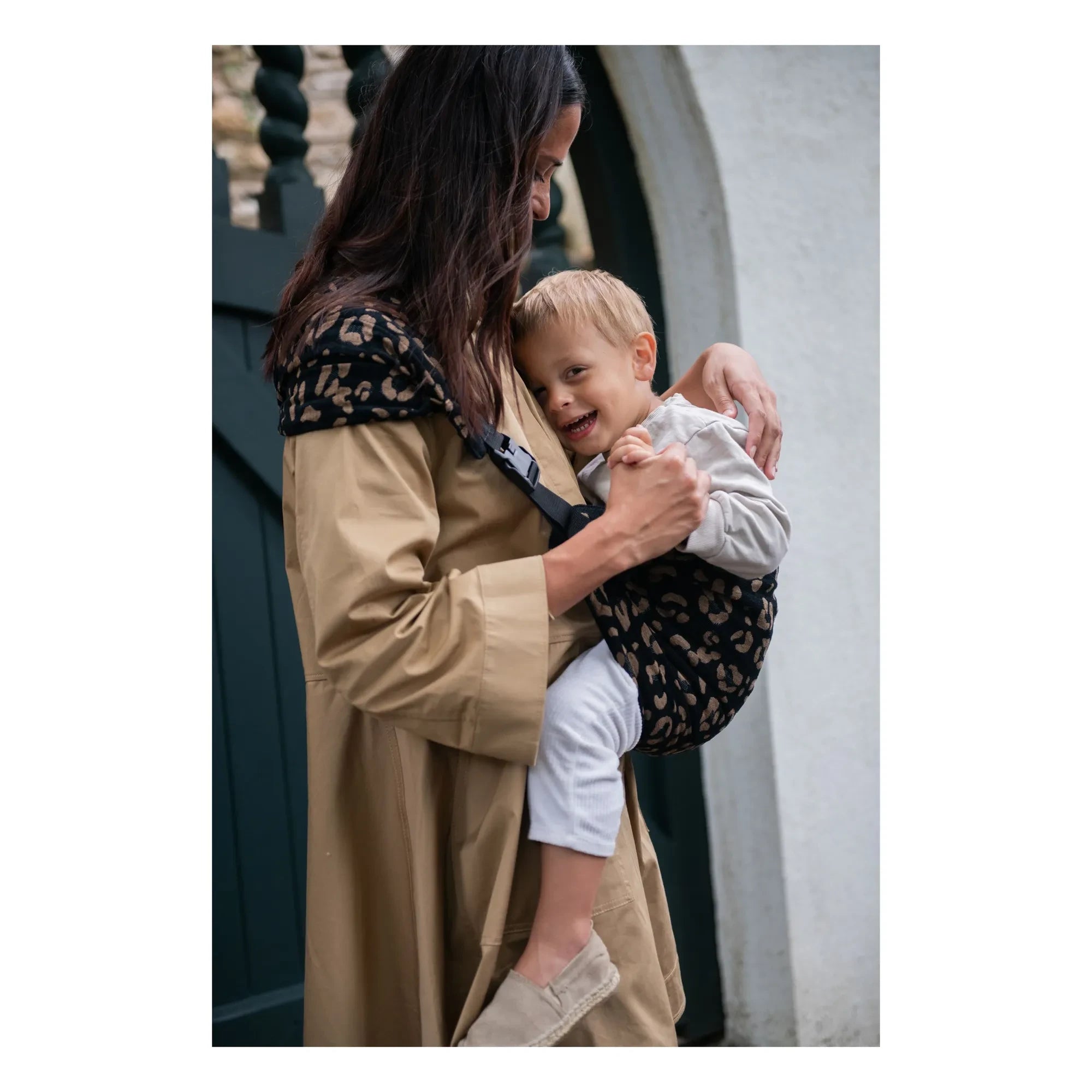 Mama Hangs - Carry & Walk Babytrage | Schwarzer Leopard