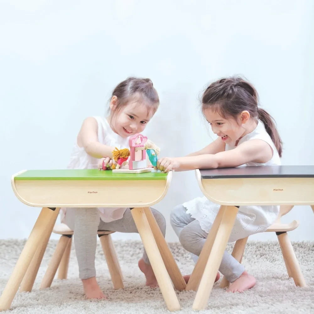 Plan Toys - Kindertisch mit Schiefertafelplatte
