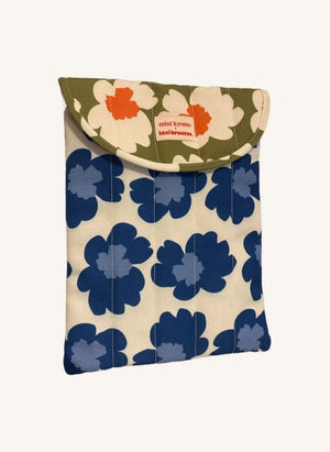 Mini Kyomo - Hibiskus Laptop Hülle - Mini Kyomo x Taxi Brousse | Blau