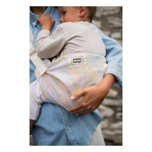 Mama Hangs - Babytrage zum Tragen & Gehen | Pastell
