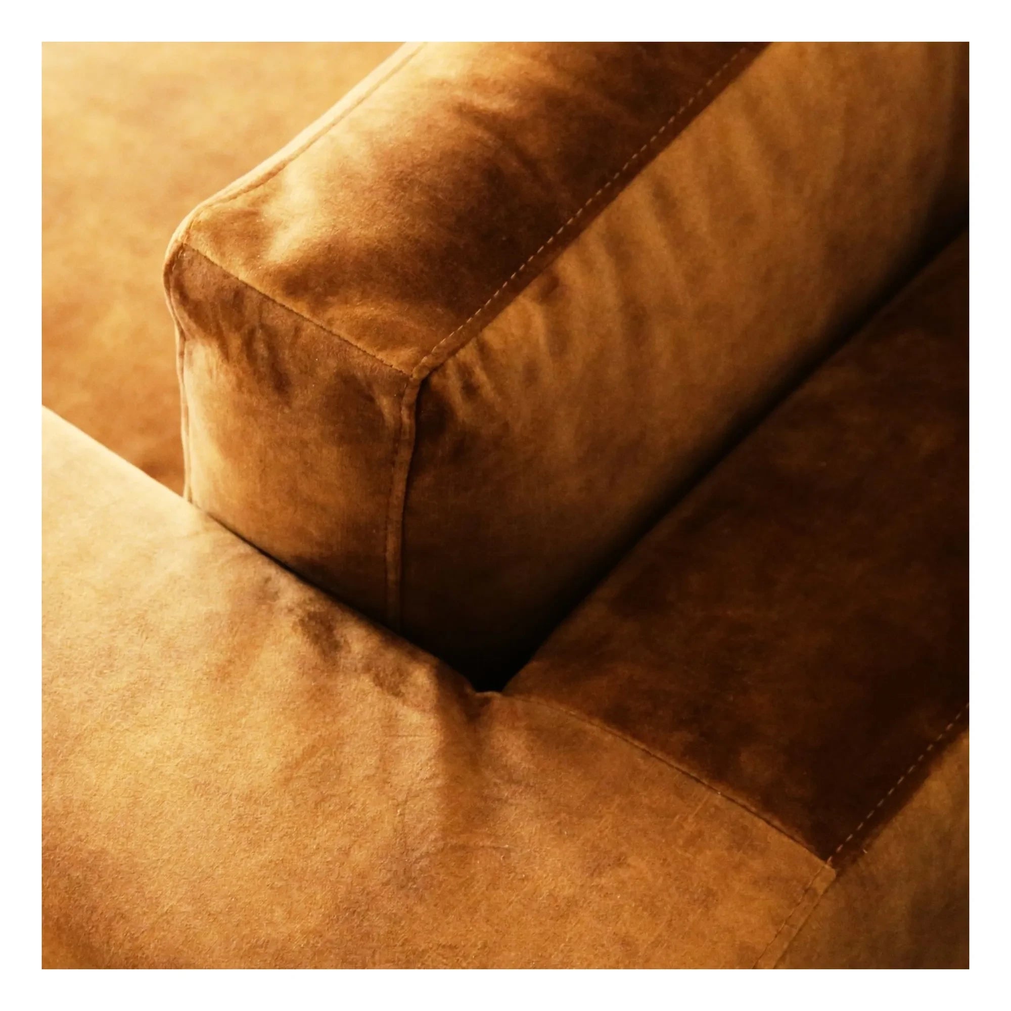 Panac Edition - Bellechasse leichtes 4-Sitzer-Samtsofa - 260 cm | Cognac