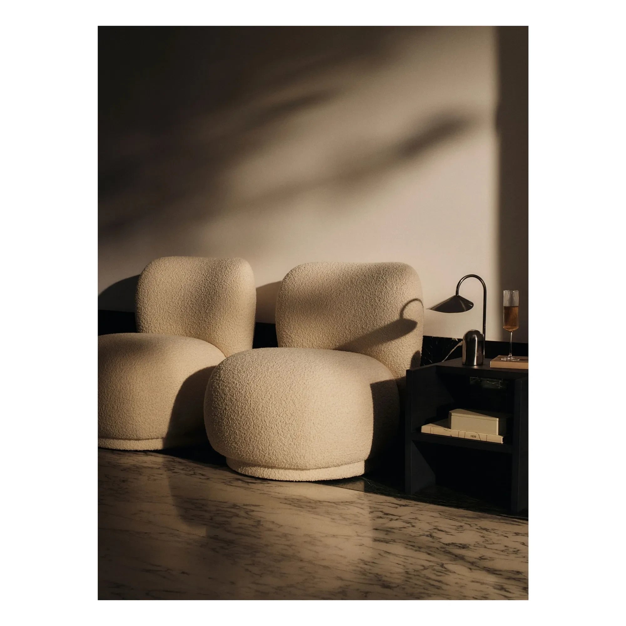 Ferm Living - Rico Piccolo geschwungener Stoffsessel | Creme