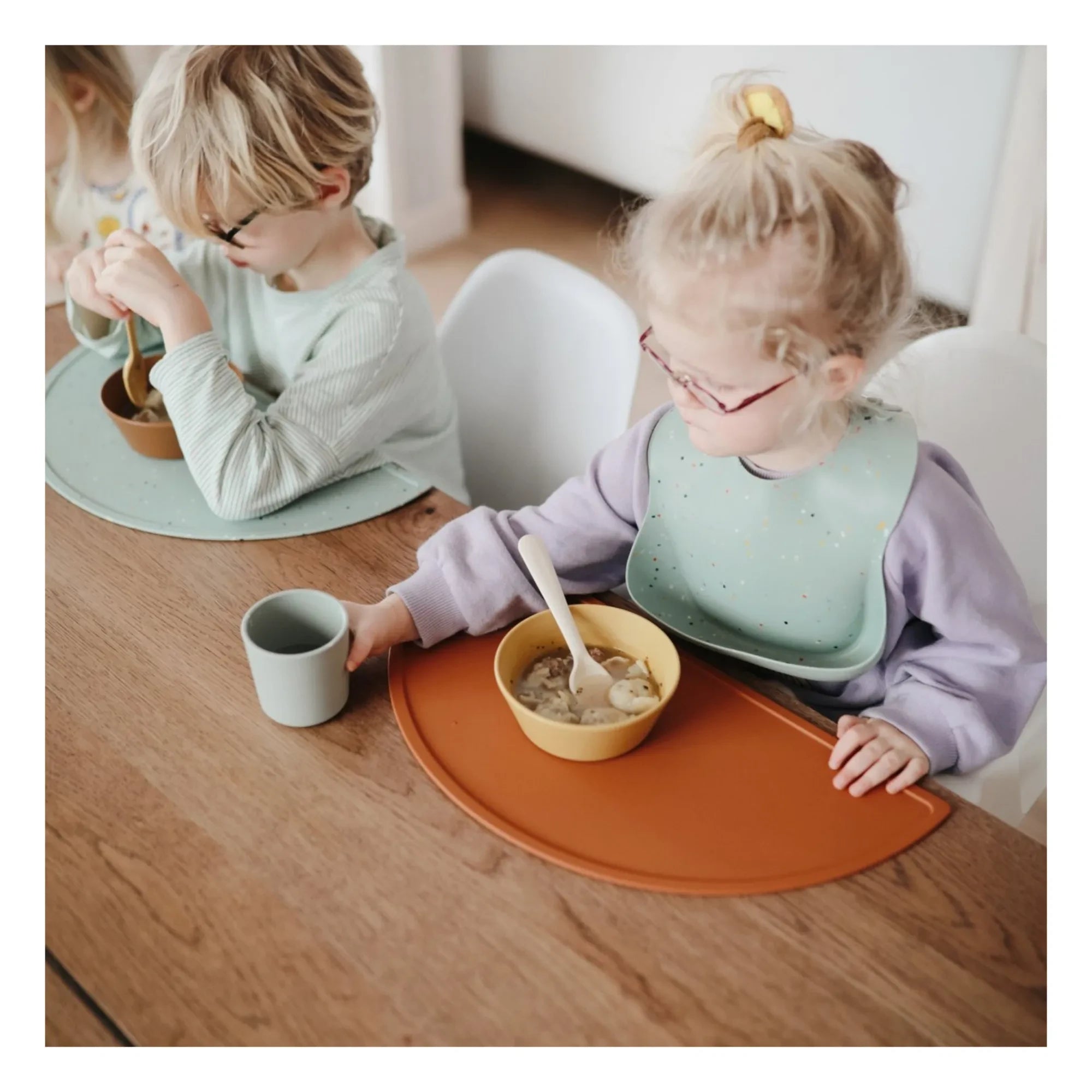Mushie – Konfetti-Tischset aus Silikon