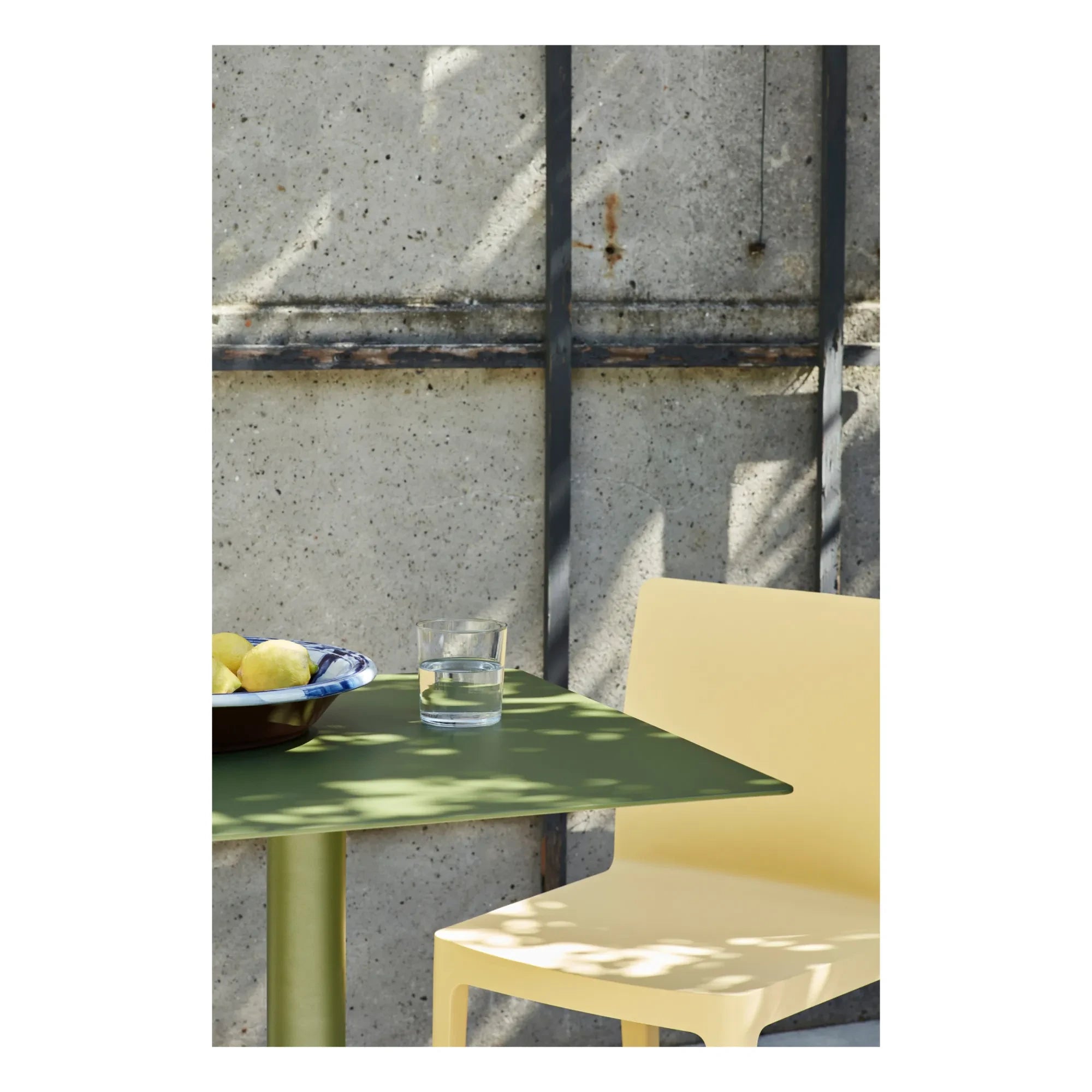 Hay - Palissade Cone Table von Ronan und Erwan Bouroullec - 65 x 65 cm | Olivgrün