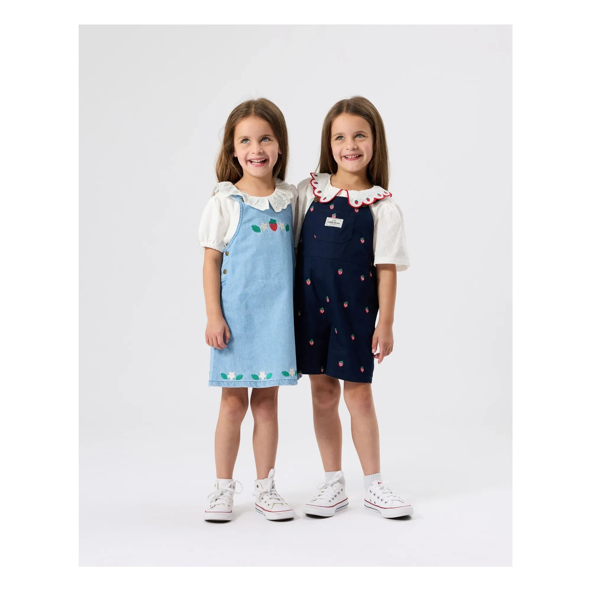 Goldie + Ace - Erdbeer-Jeans-Latzkleid | Blau