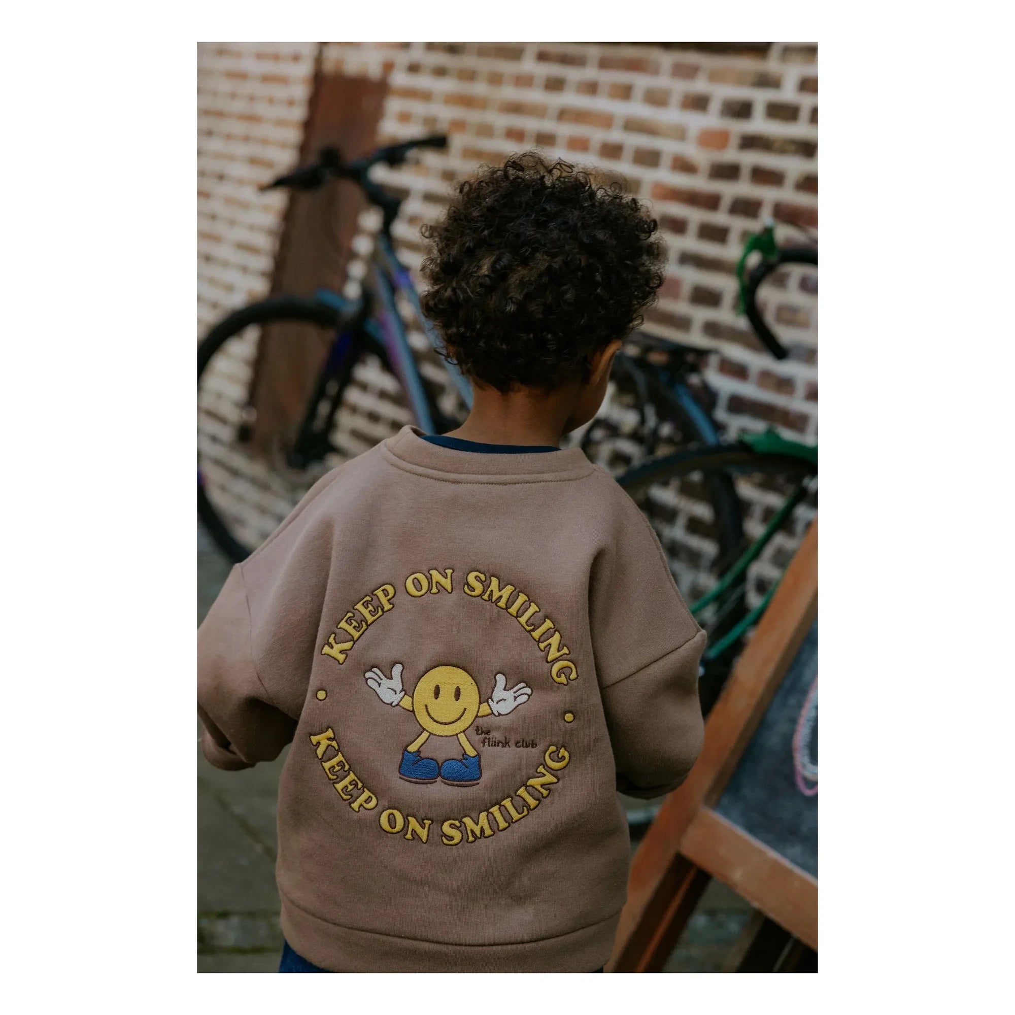 Fliink - Alvin Smiley Bio-Baumwoll-Sweatshirt | Taupe Braun