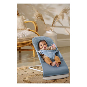 BabyBjörn – Wippe Bliss aus gesteppter Baumwolle, Petal | Blau