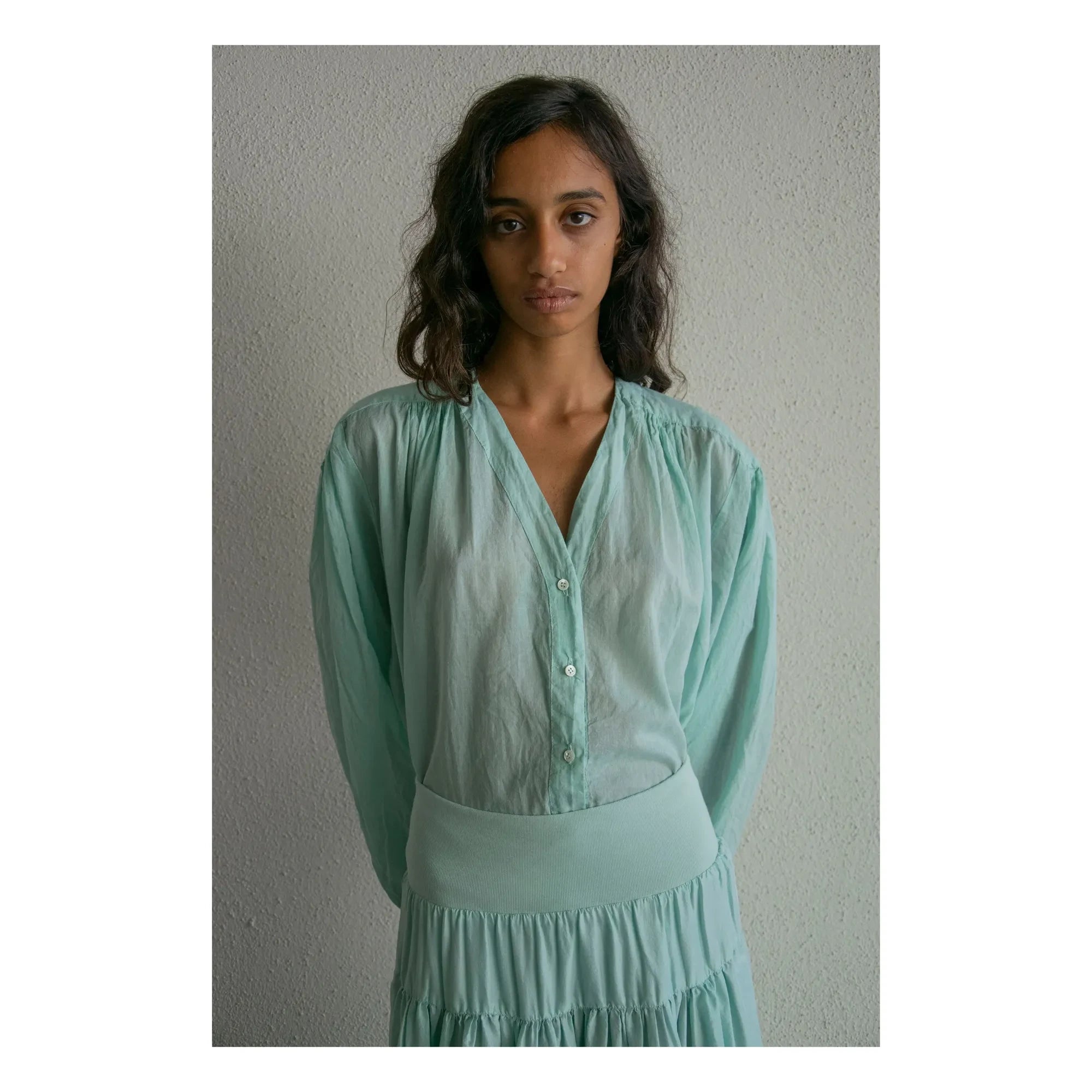 THEAVANT – Vintage V-Ausschnitt Baumwollbluse | Aquagrün