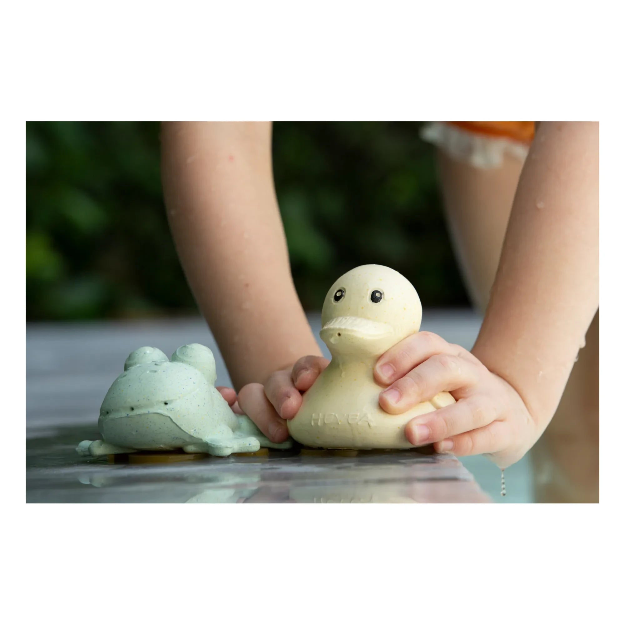 Hevea - Upcycled Badespielzeug Set - Ente & Frosch | Salbei