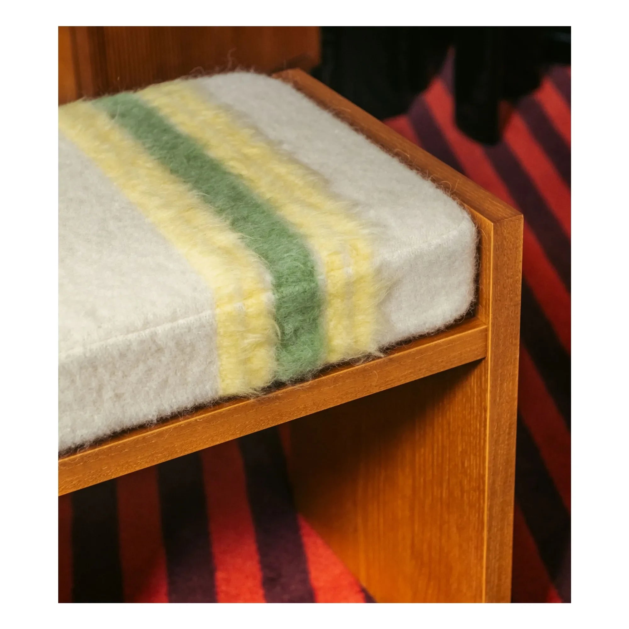 The Socialite Family - Chiesa gestreifter Mohair-Hocker | Gelb