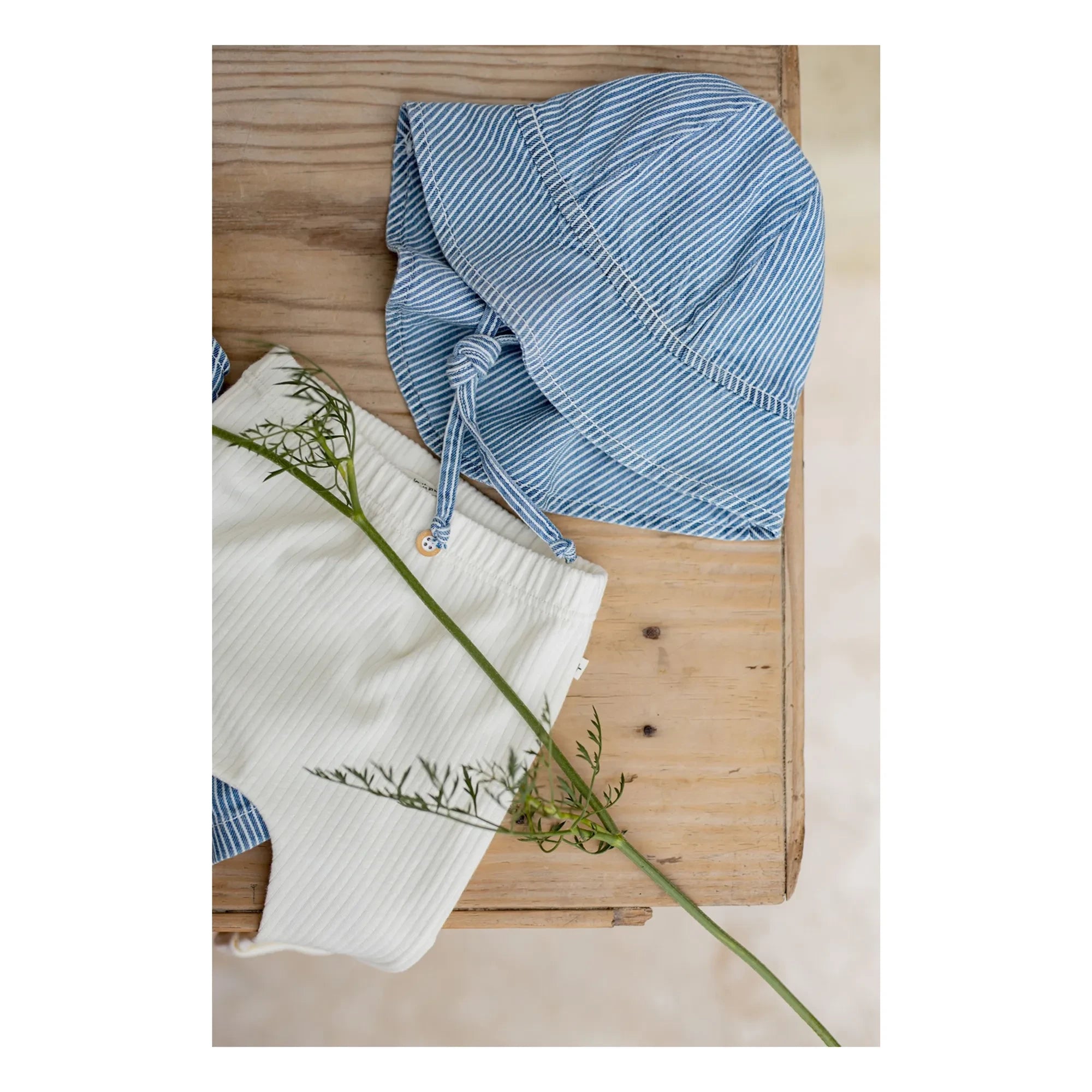 1+ in the family – Gestreifte Bio-Baumwoll-Denim-Mütze Inca | Hellblau