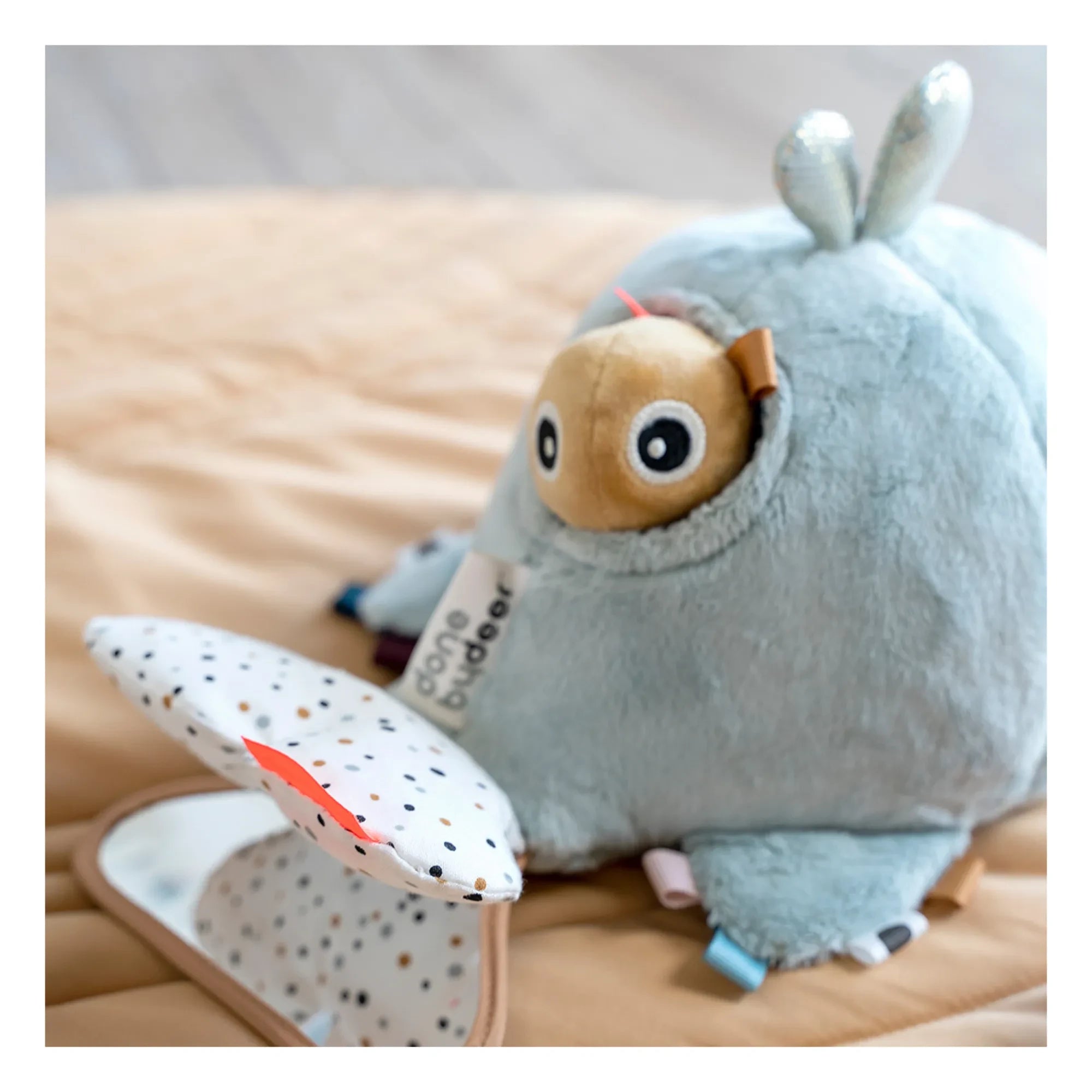Done by deer - Hide & Seek Wally Spielzeug für frühkindliche Entwicklung | Blau