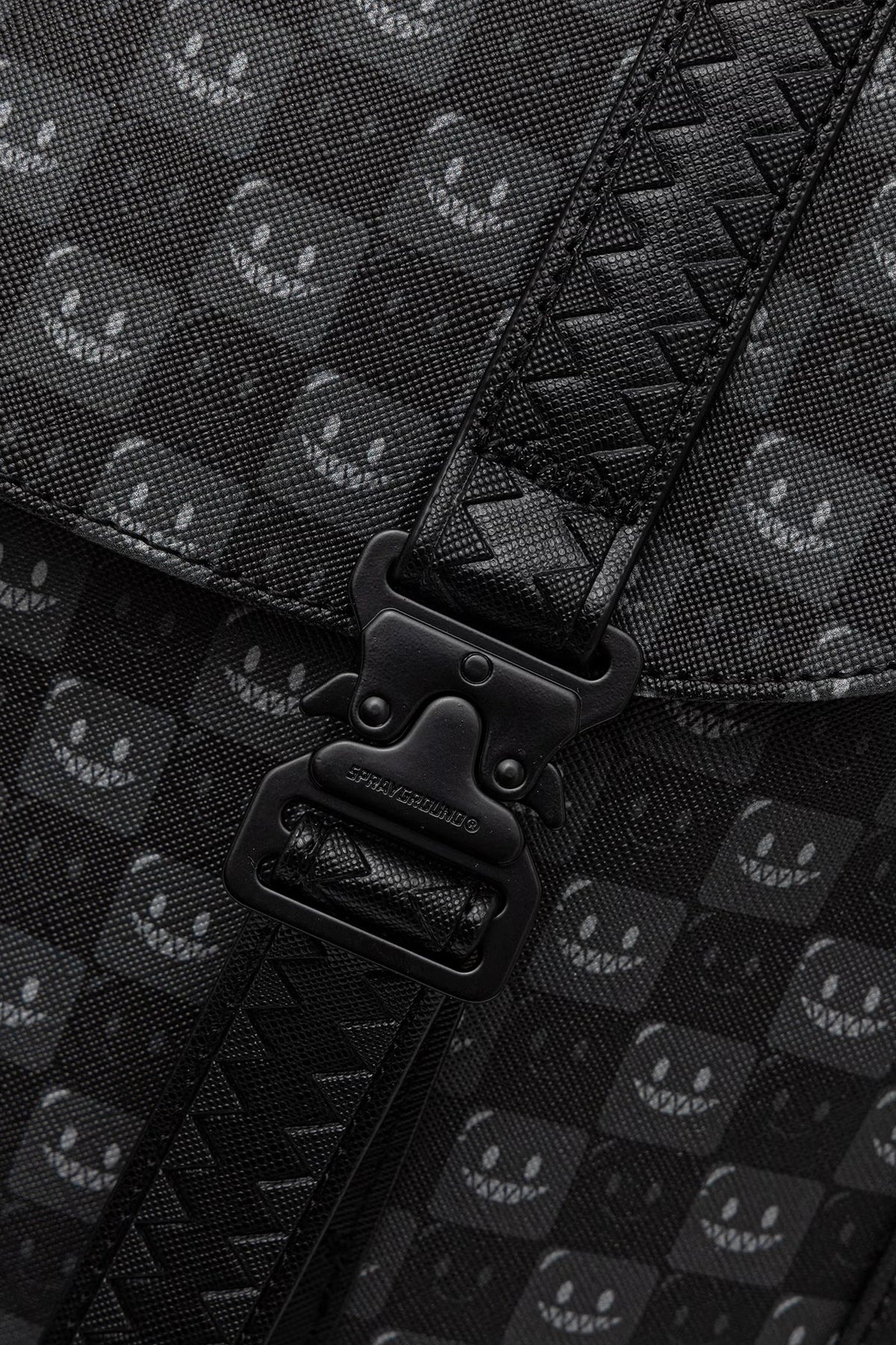 Sprayground - Schwarzer Rucksack mit Haifischen in Paris 910B9311NSZ