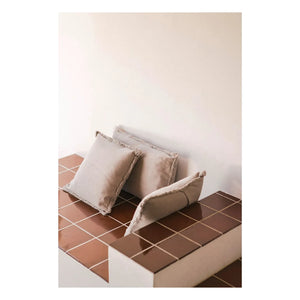 Lorena Canals - Quadratisches Kissen, steingewaschen | Perlengrau