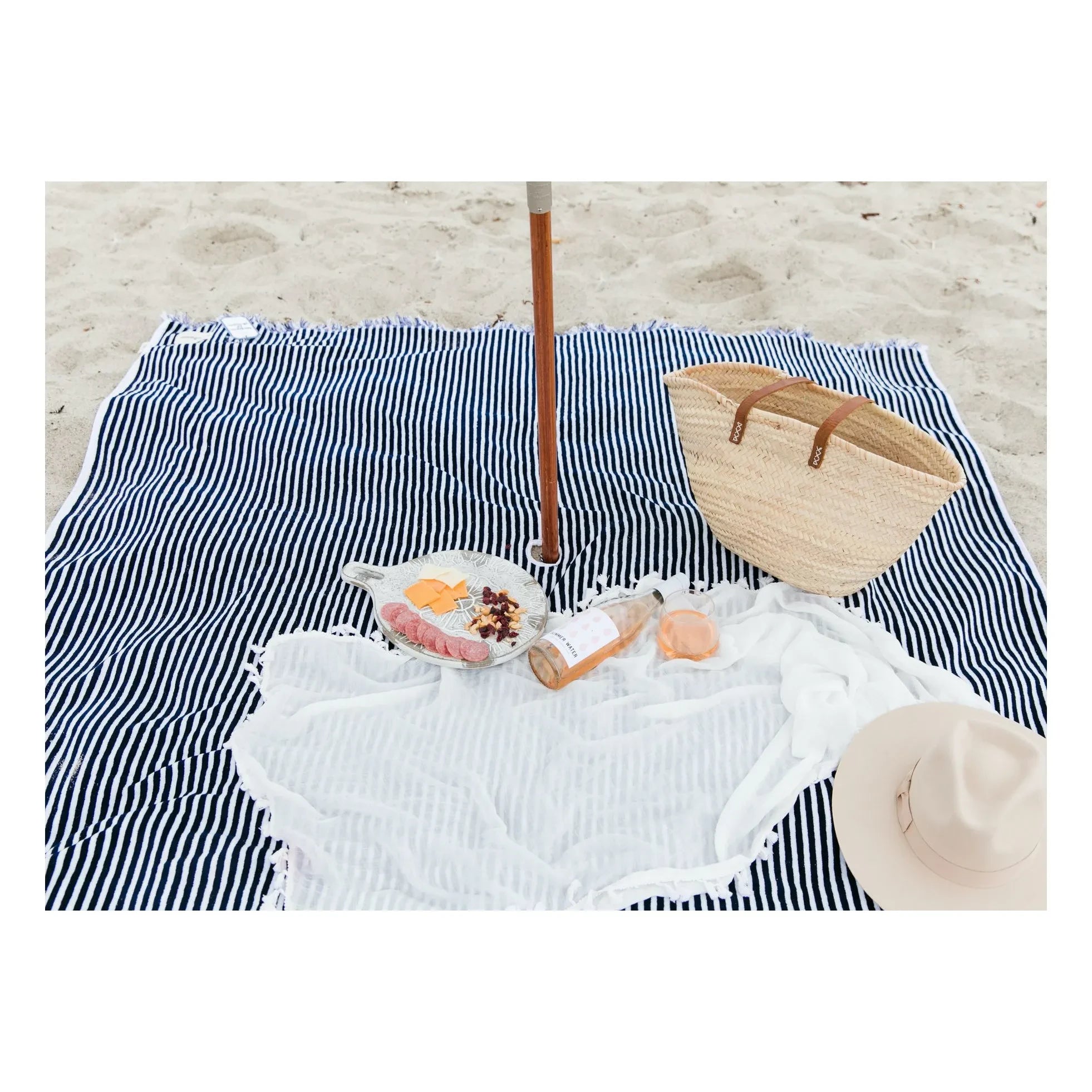 Business & Pleasure Co. – Strandtuch mit Sonnenschirm | Marineblau