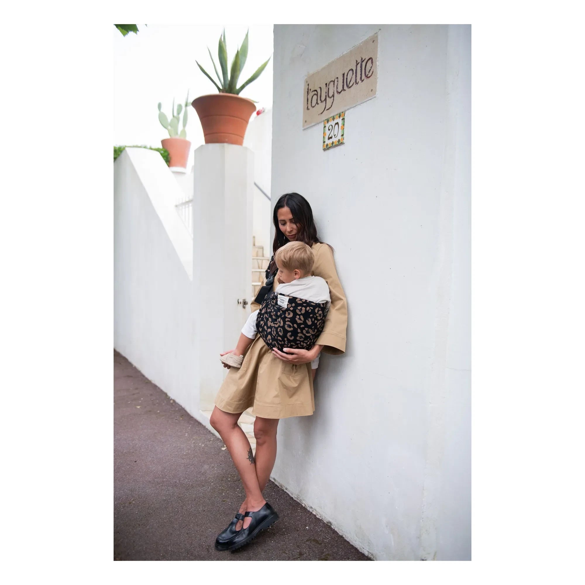 Mama Hangs - Carry & Walk Babytrage | Schwarzer Leopard