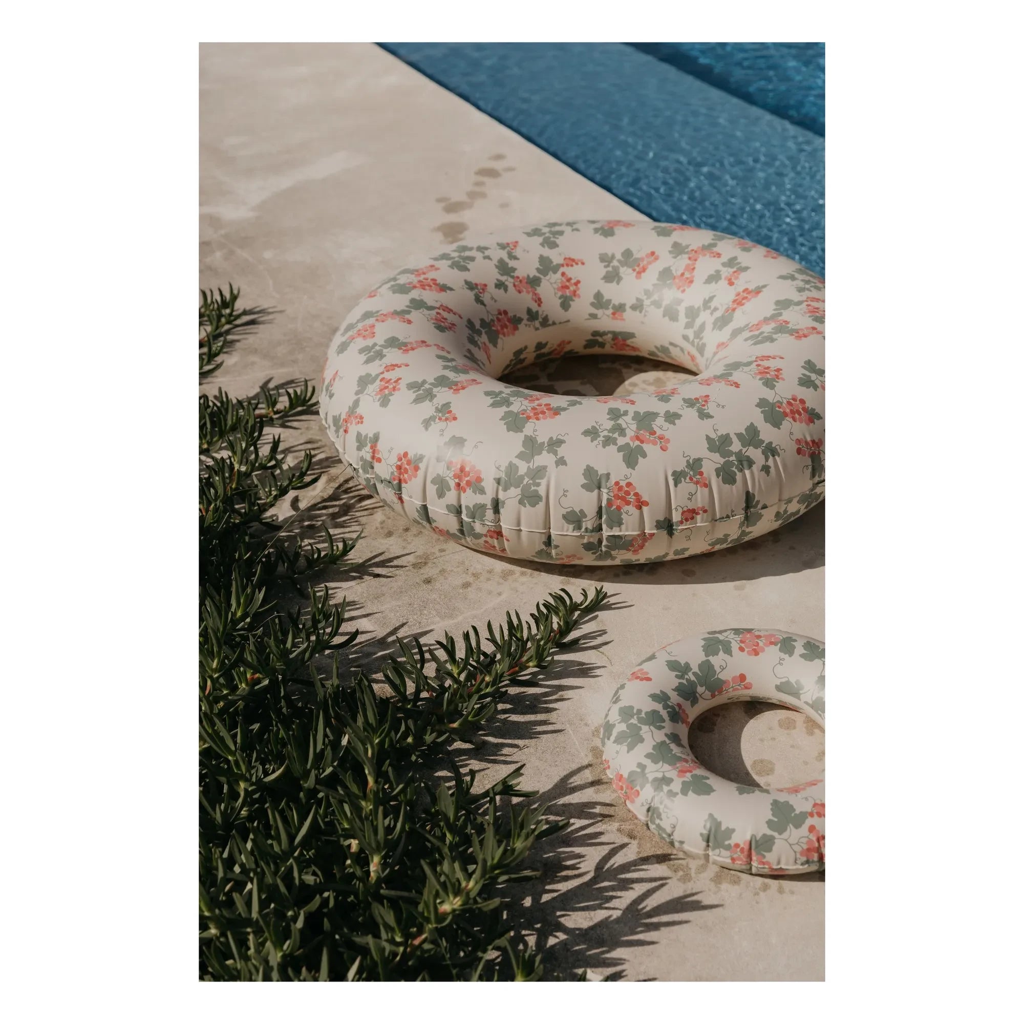 garbo&friends - Grapes Pink aufblasbarer Schwimmring