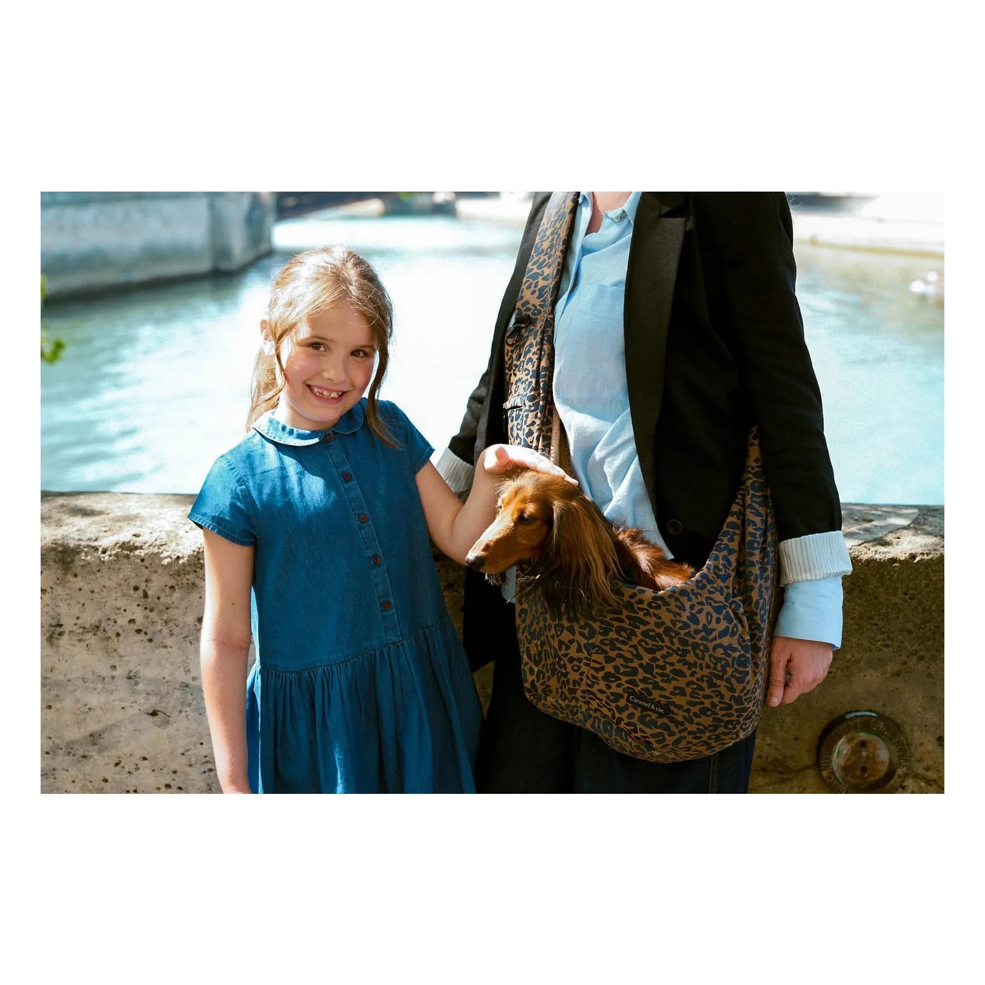 Caramel & Cie - Promenade Crossbody-Tasche mit Leoparden-Hundemotiv | Braun