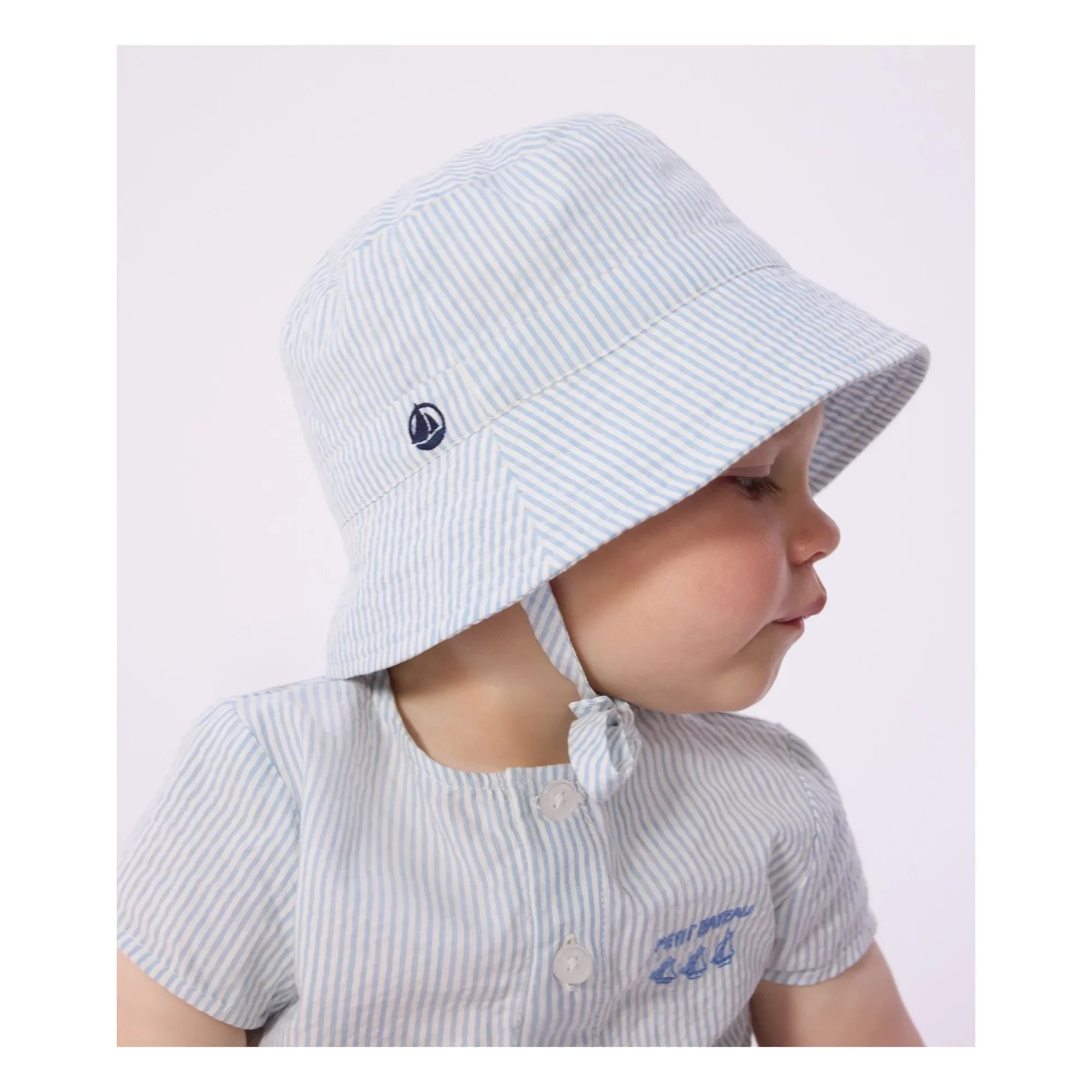Petit Bateau – Fischerhut gestreifter Seersucker Bio-Baumwolle | Hellblau