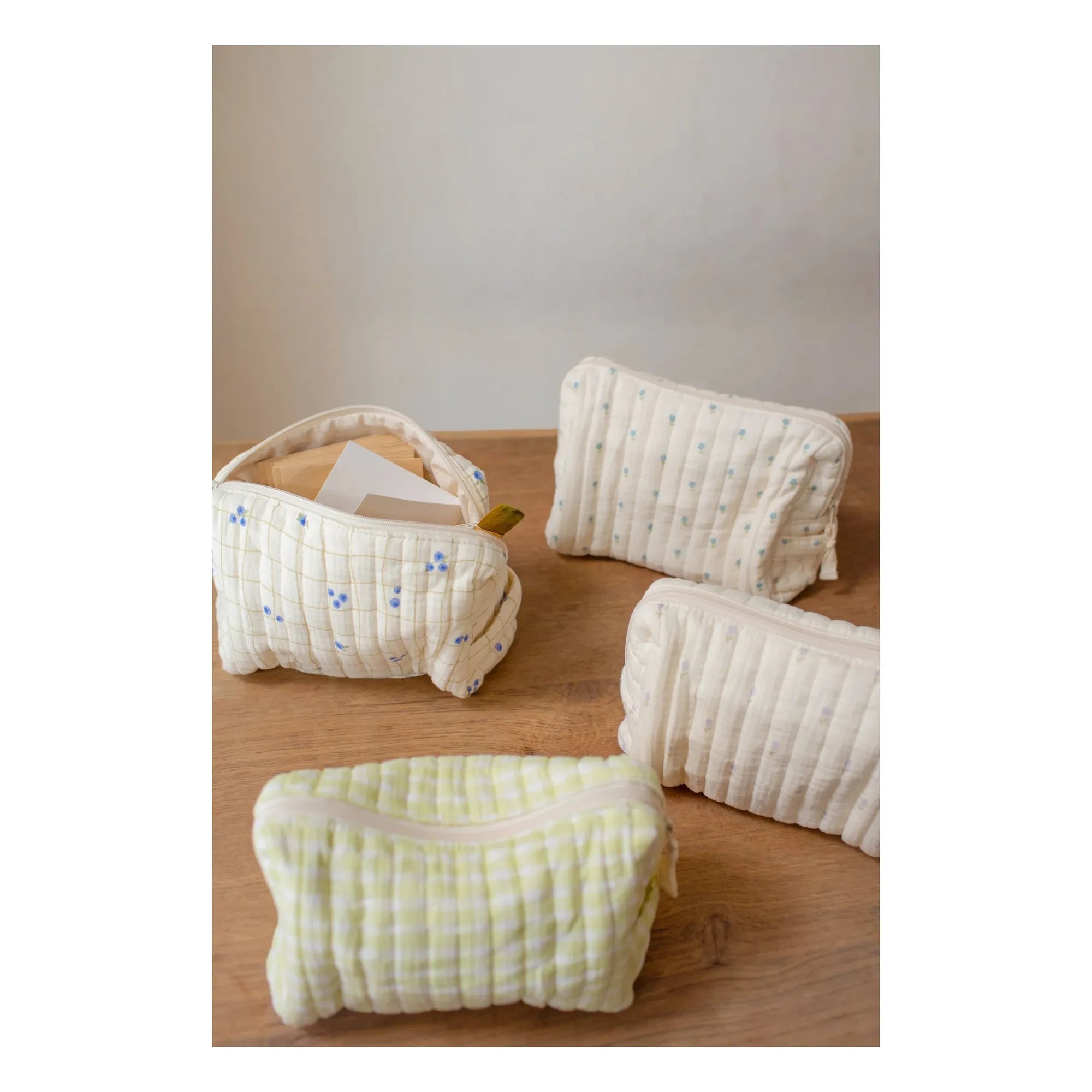 Soft Spot - Kosmetiktasche aus Bio-Baumwolle mit Heidelbeeren