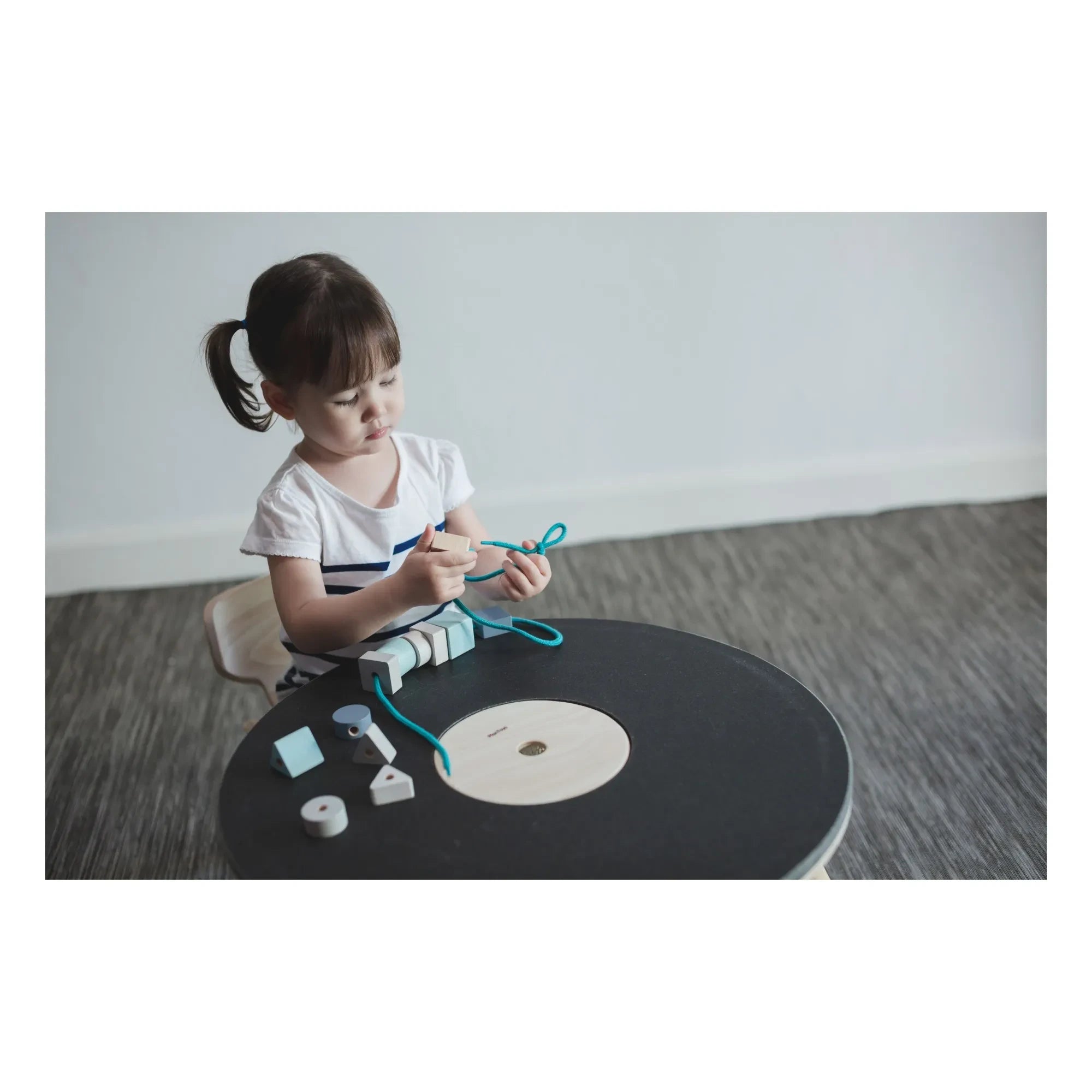 Plan Toys – Runder Spieltisch mit Kreidetafel-Tischplatte