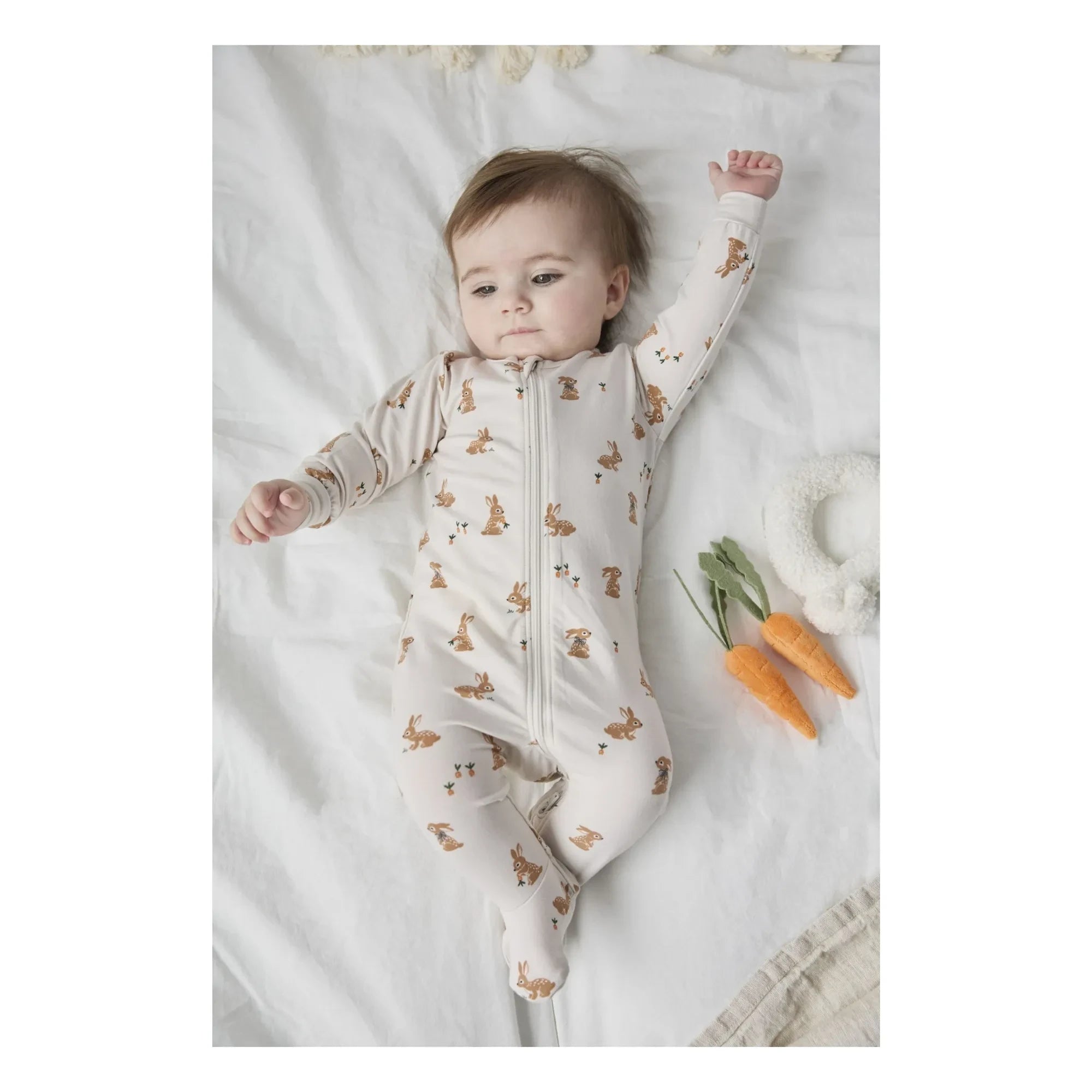 Petit Lem - Schlafanzug aus Bio-Baumwolle und Modal, mit Hasenpfoten-Motiv | Beige