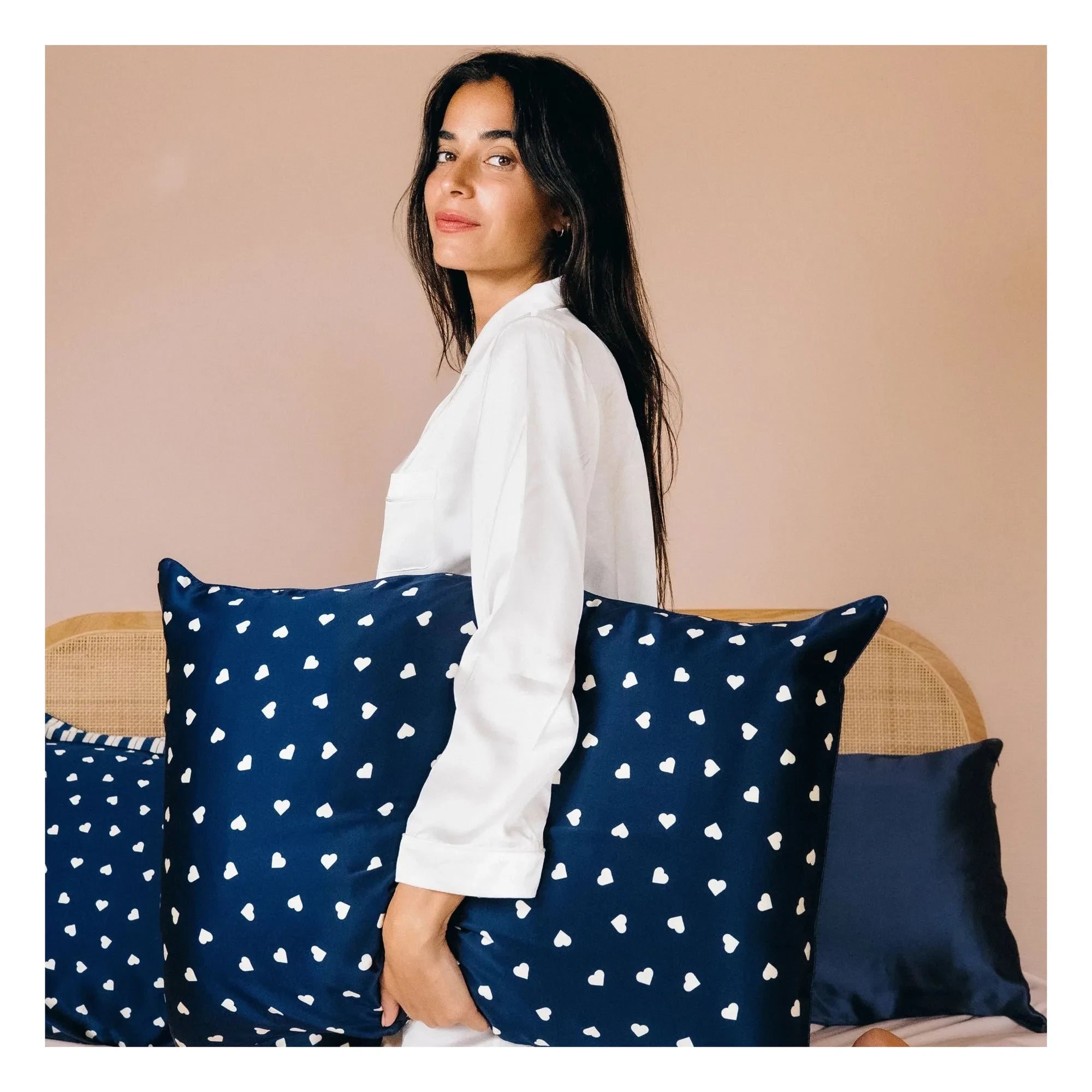 Emily's Pillow - Herzgemusterter Maulbeerseiden-Kissenbezug | Nachtblau