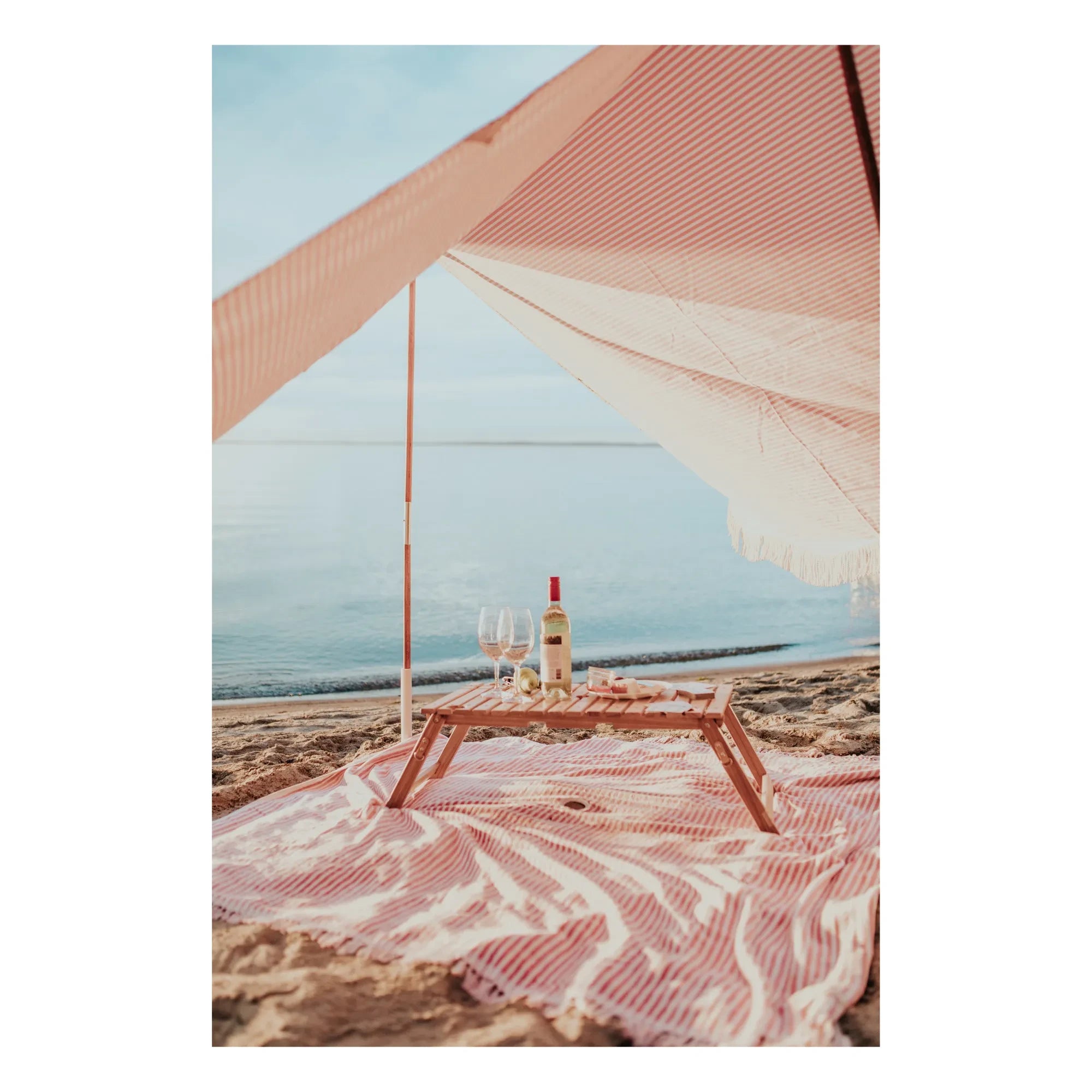 Business & Pleasure Co. – Strandtisch aus Teakholz