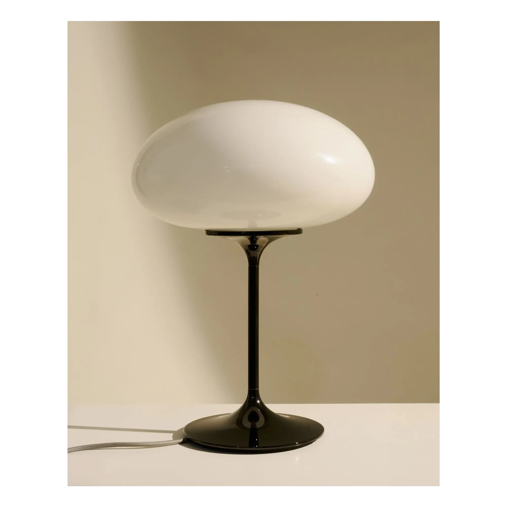 Gubi - Stemlite Tischlampe, Bill Curry | Schwarz