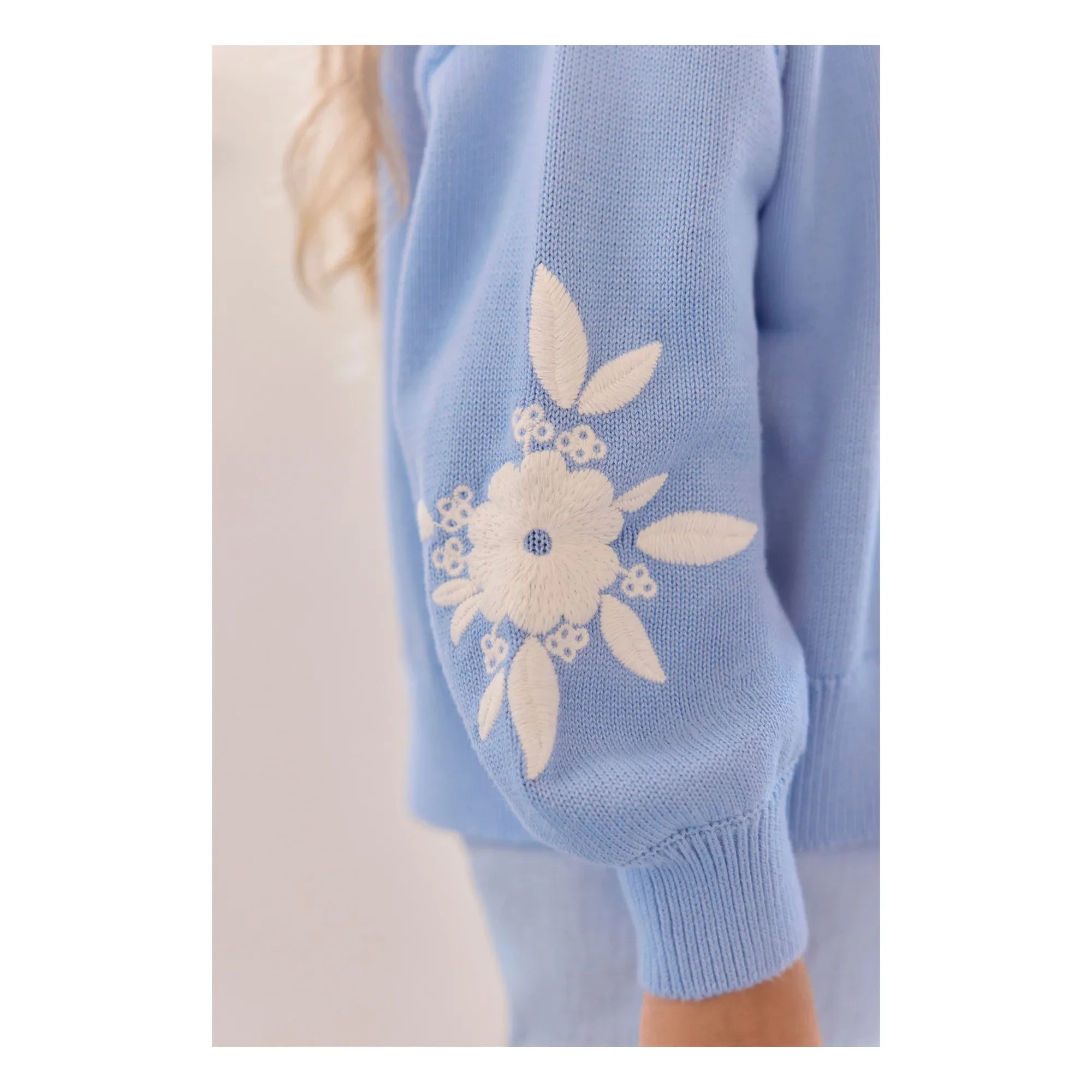 Tartine et Chocolat - Strickjacke mit Blumenstickerei | Azurblau