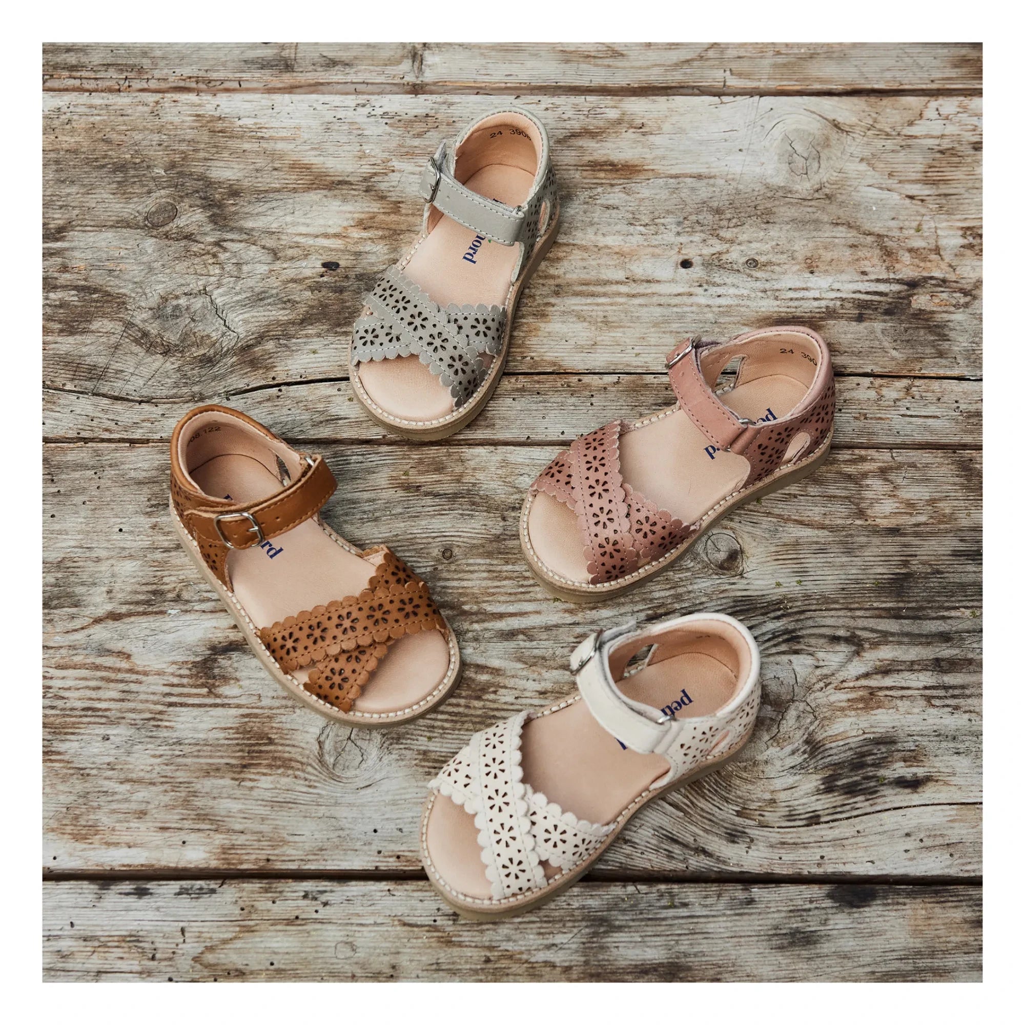 Petit Nord - Gekreuzte Sandalen mit Blumenmuster | Creme
