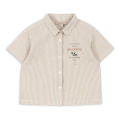 Konges Sløjd - Elliot Gestreiftes Seersucker-Hemd aus Bio-Baumwolle | Beige