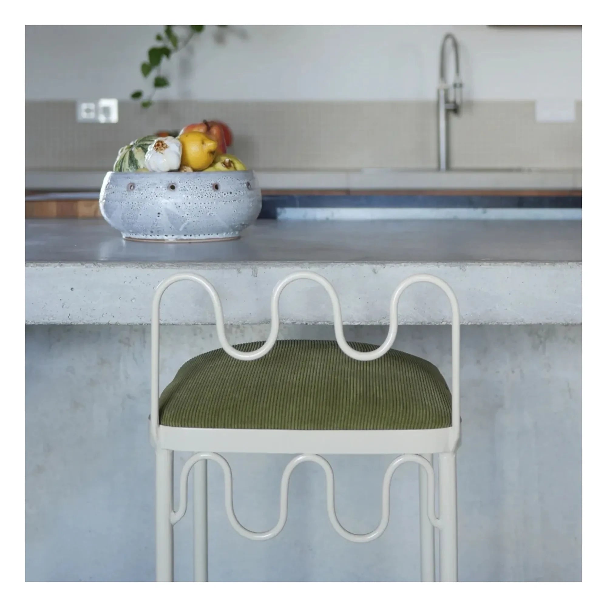 Honoré – Barhocker Dolores aus wasserabweisendem Stoff | Khaki