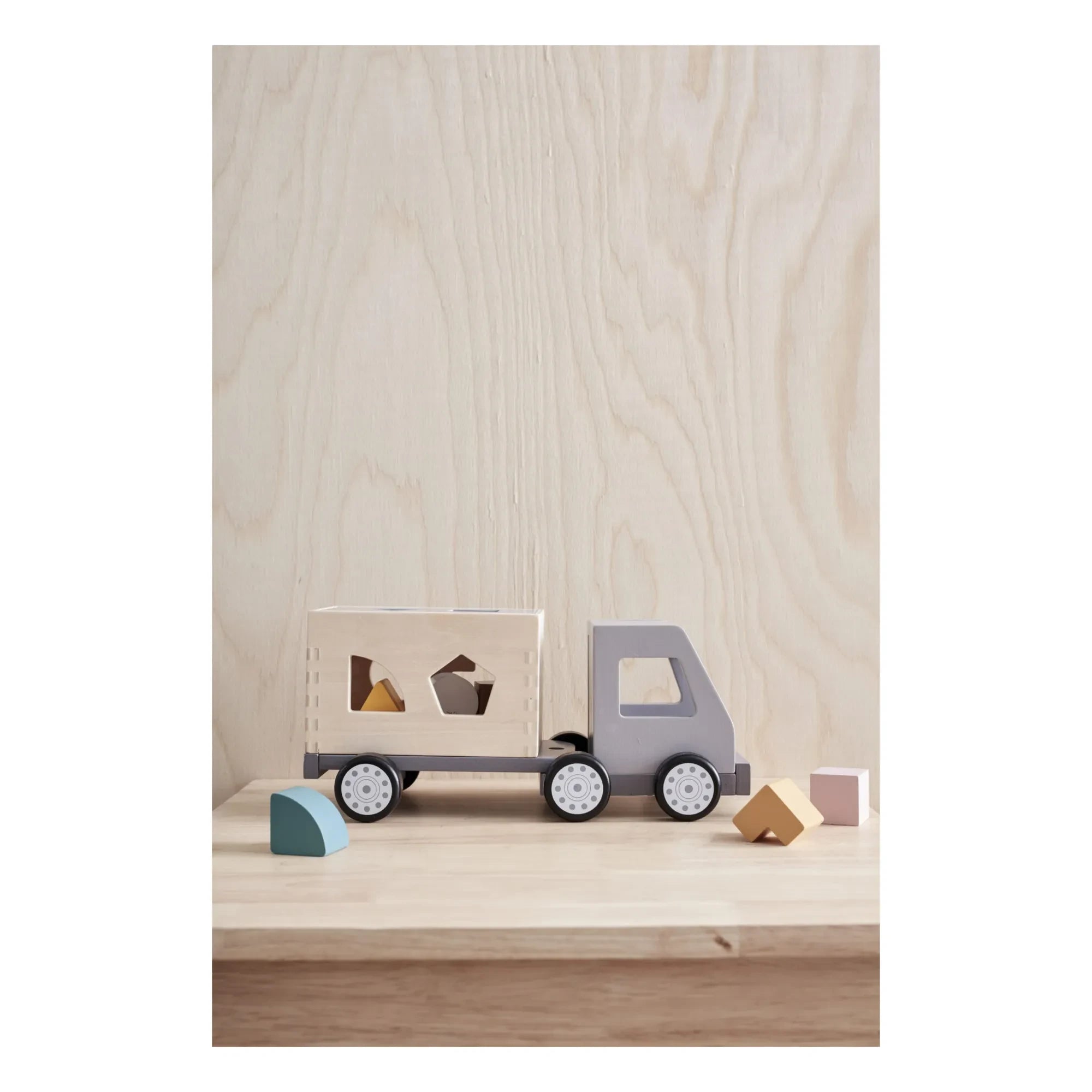 Kid's Concept – Müllwagen aus Holz mit Formsteckspiel