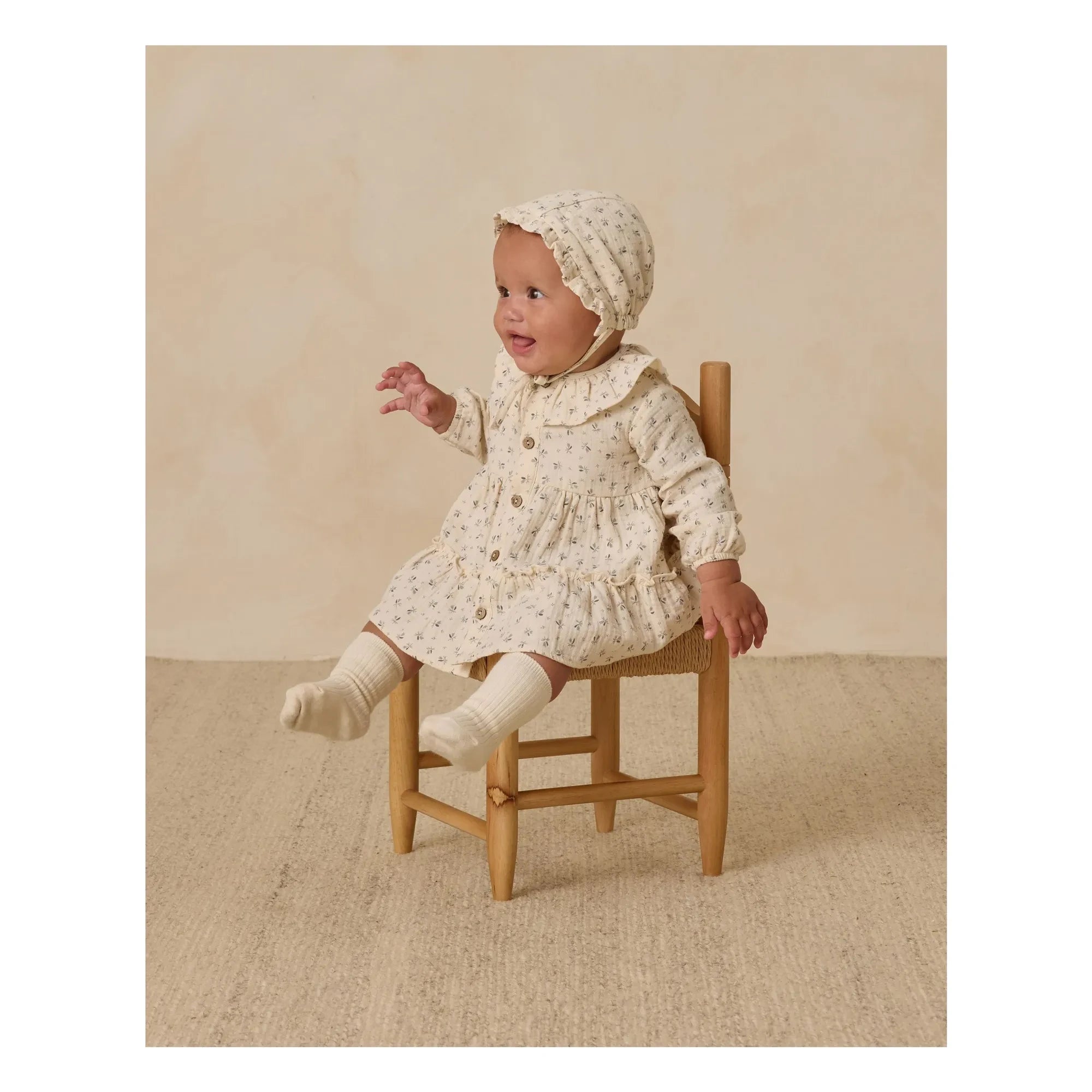 Quincy Mae - Bio-Baumwoll-Kleid mit Musselin-Blumenmuster und Rüschen | Ecru