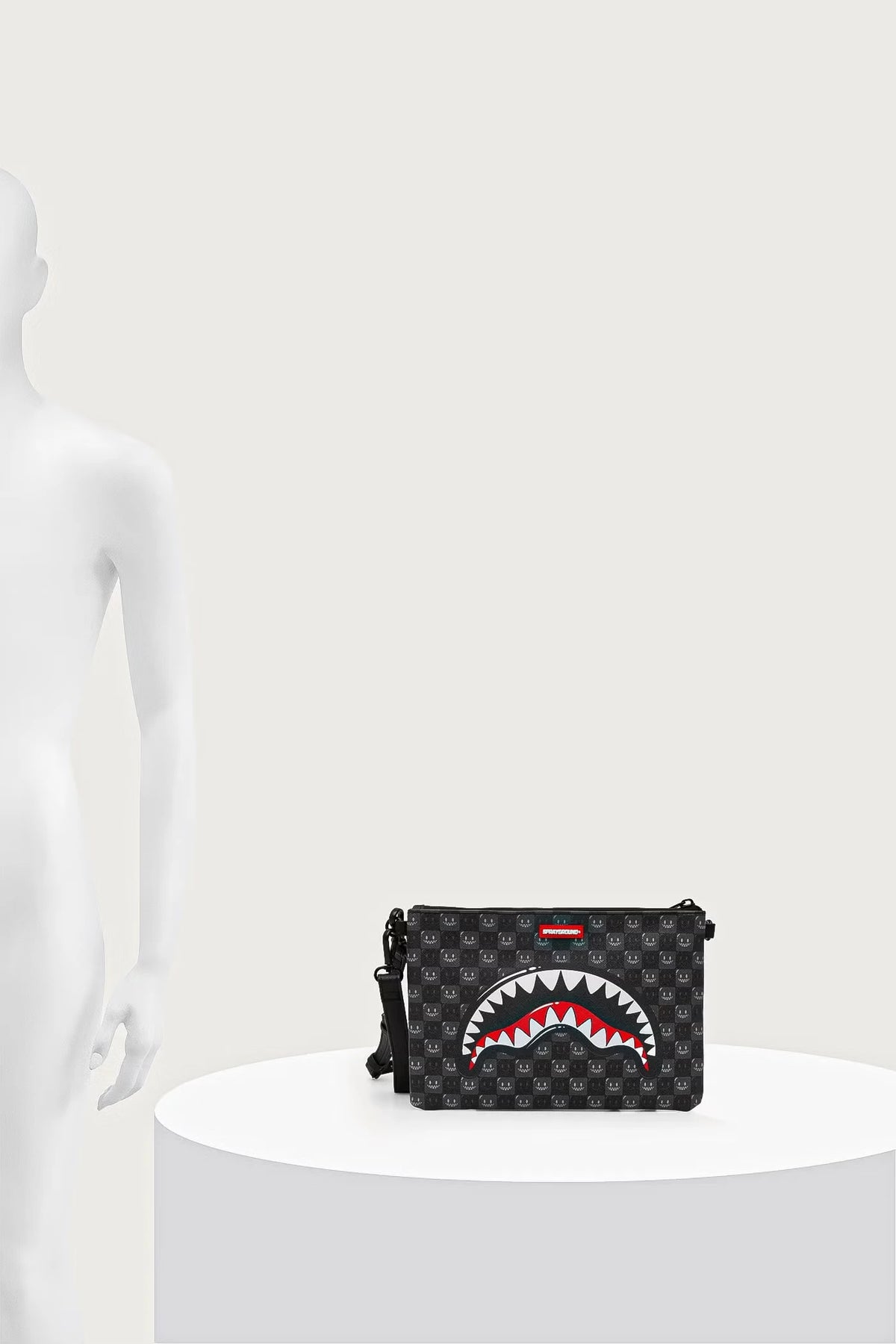 Sprayground - Schwarze Umhängetasche mit Haien aus Paris 910B9318NSZ