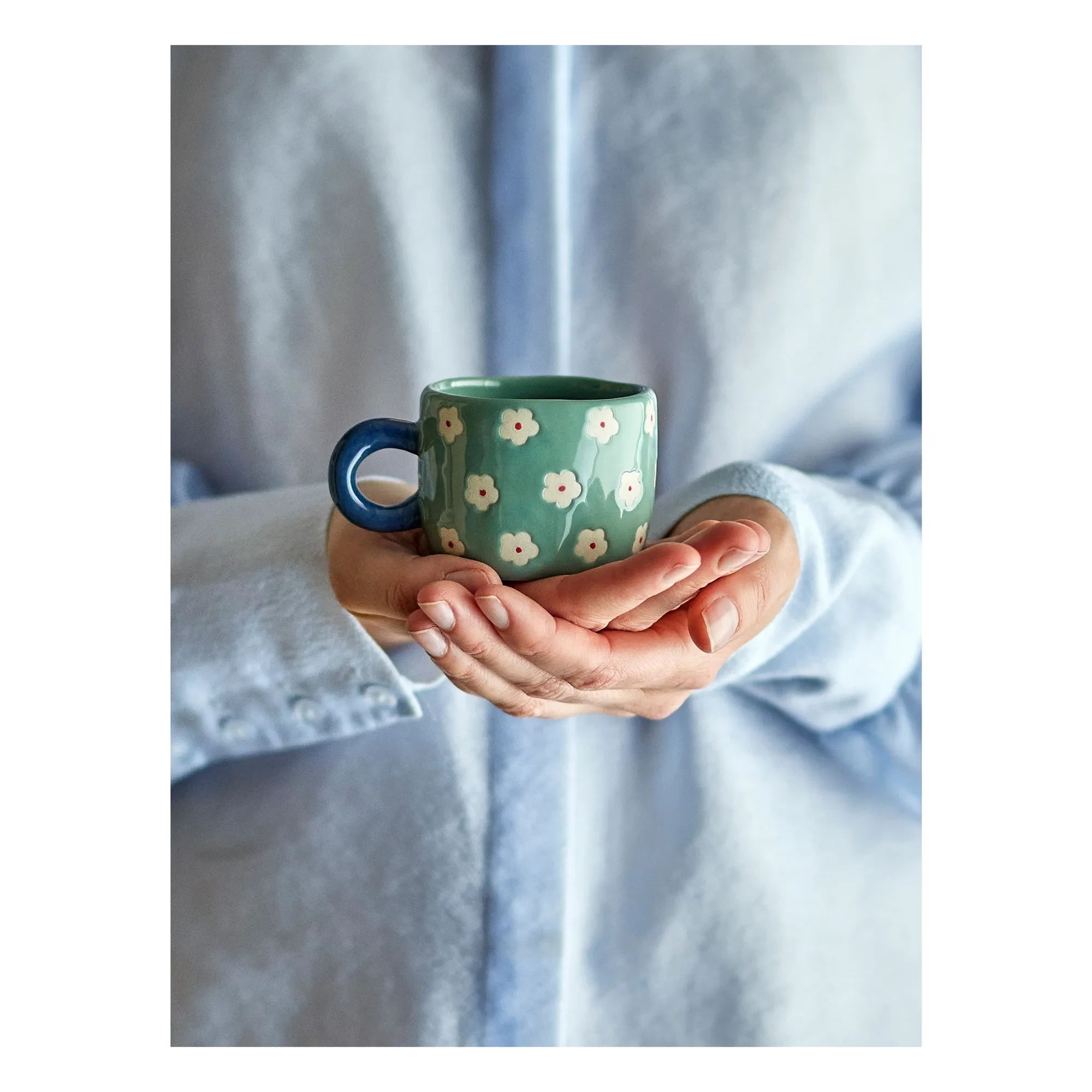 Bloomingville - Nini Steinzeug-Tasse mit Blumenmuster | Blau