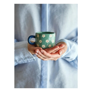 Bloomingville - Nini Steinzeug-Tasse mit Blumenmuster | Blau