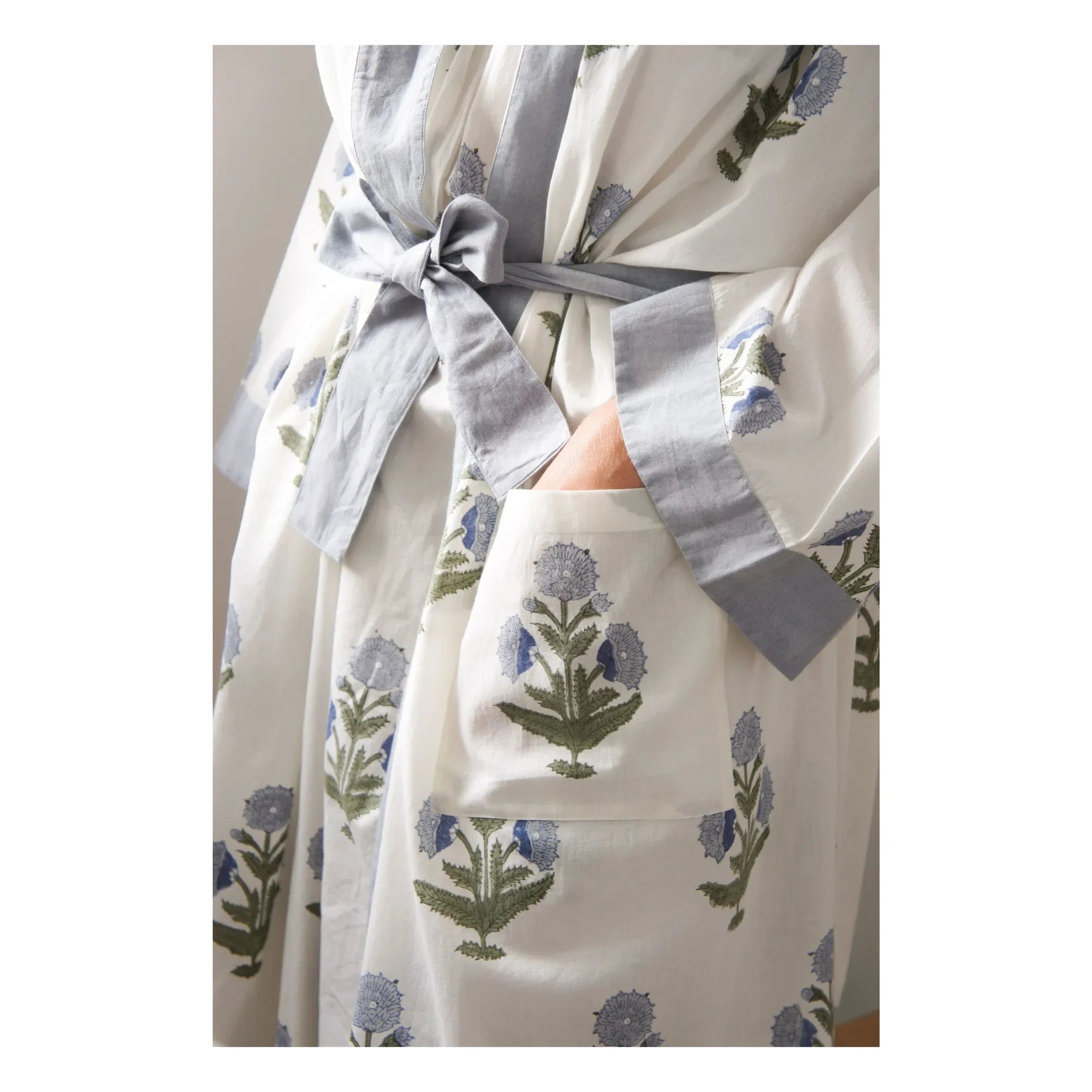 Scarlette Ateliers – Kimono mit Mohnblumenmuster „Clark“ | Weiß