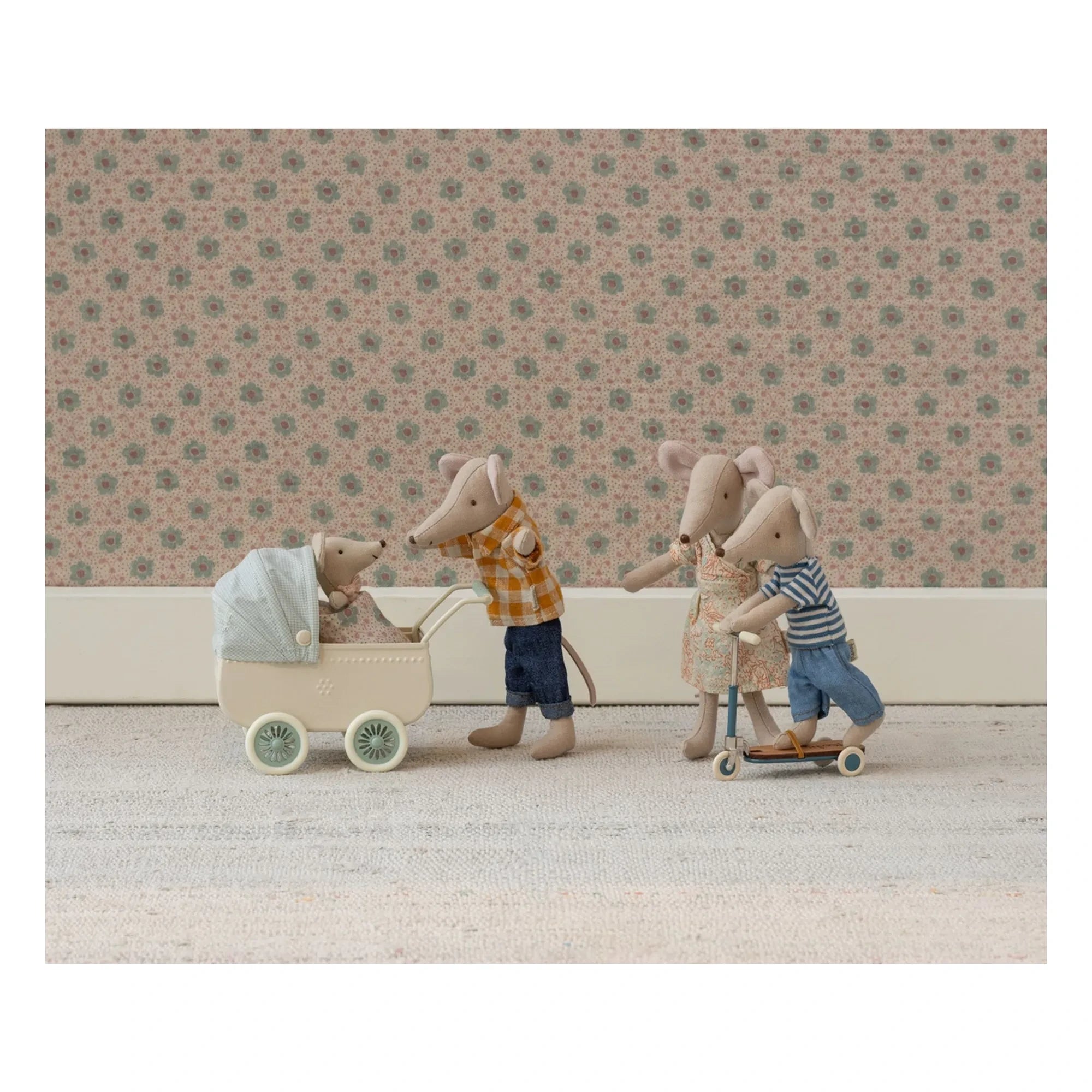 Maileg - Blau Grün | Babymäuse im Kinderwagen
