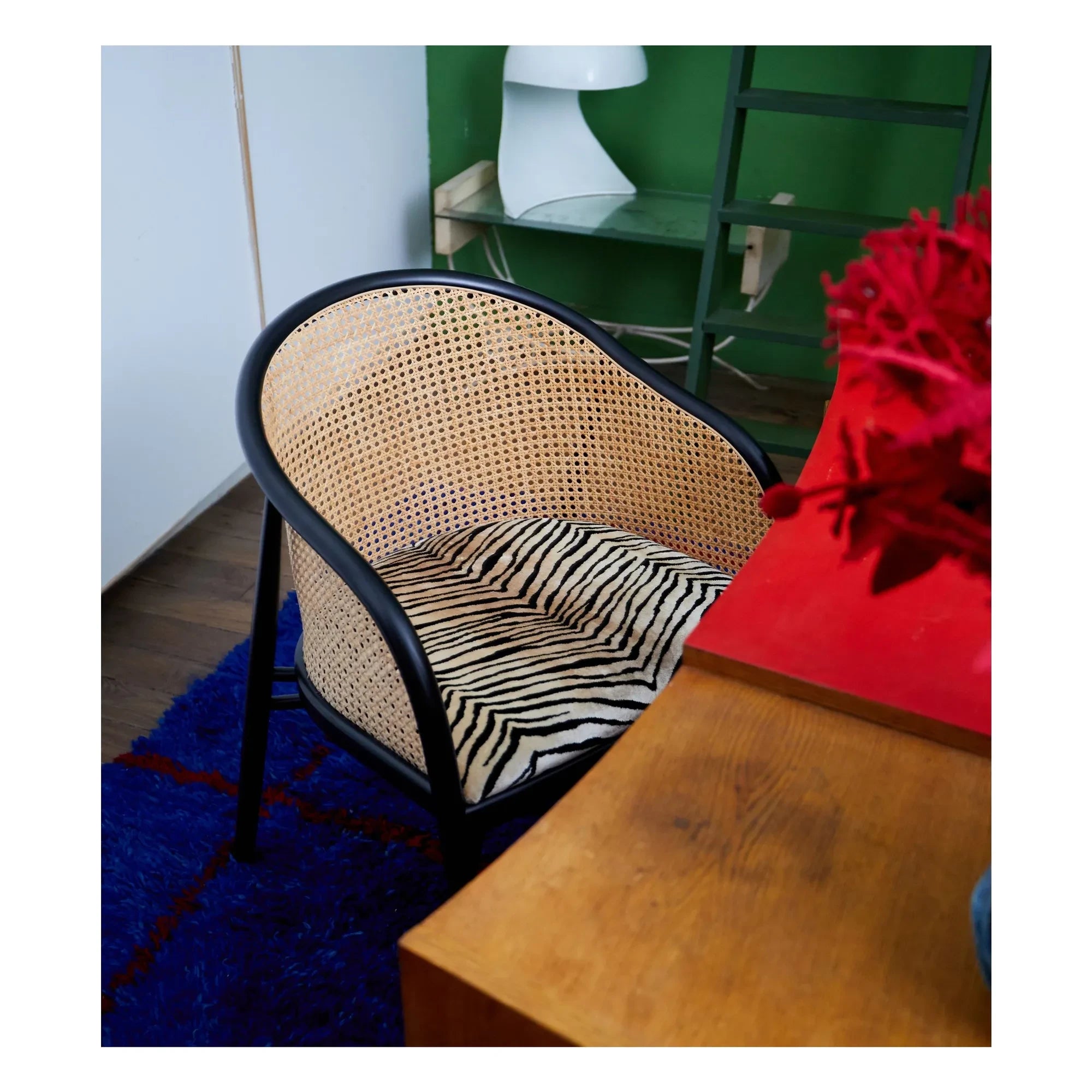 The Socialite Family - Cavalo Sofa mit Samtbezug, schwarze Buchenholz-Finish | Tiger