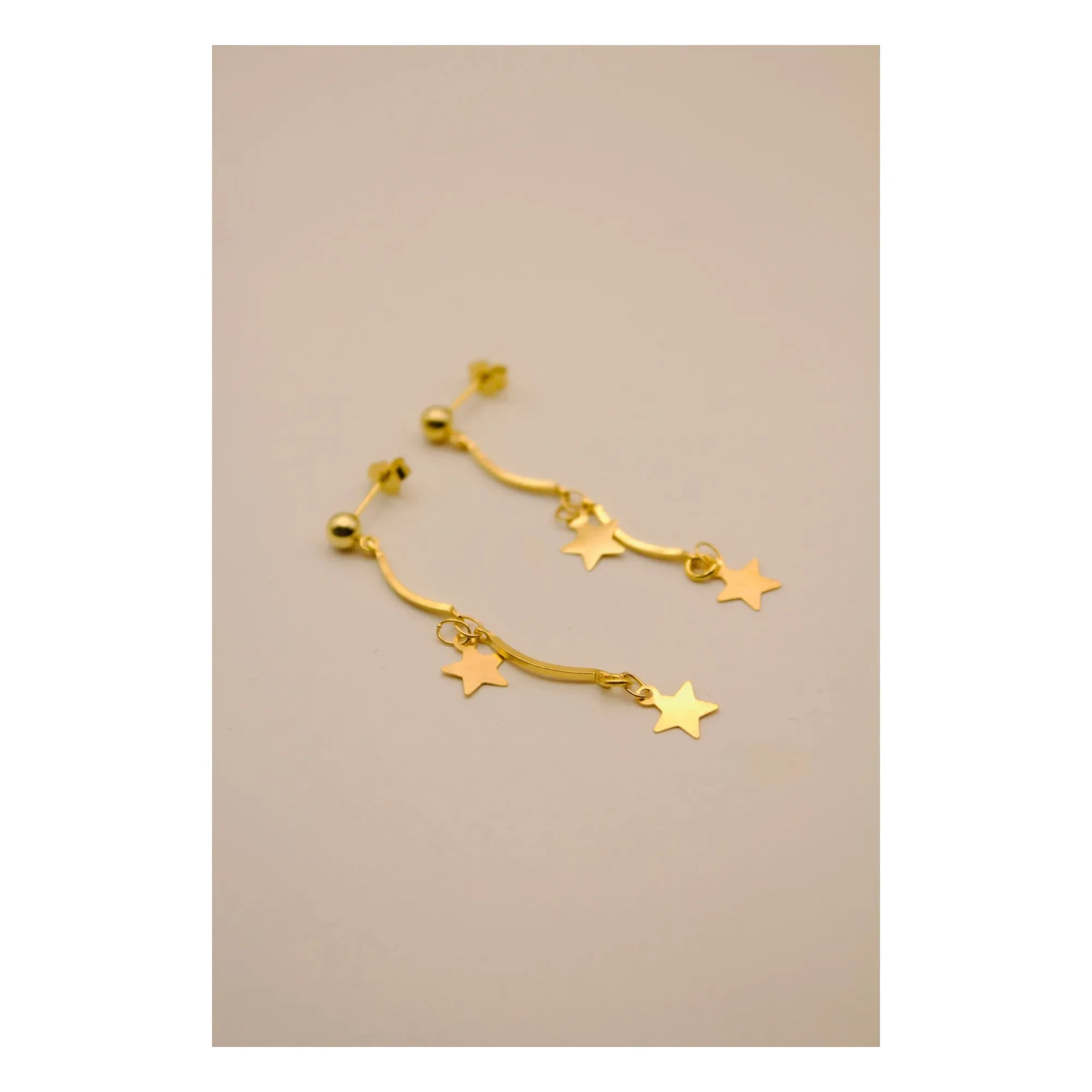 Adorabili - Asymmetrische Ohrringe mit 2 Sternen | Gold